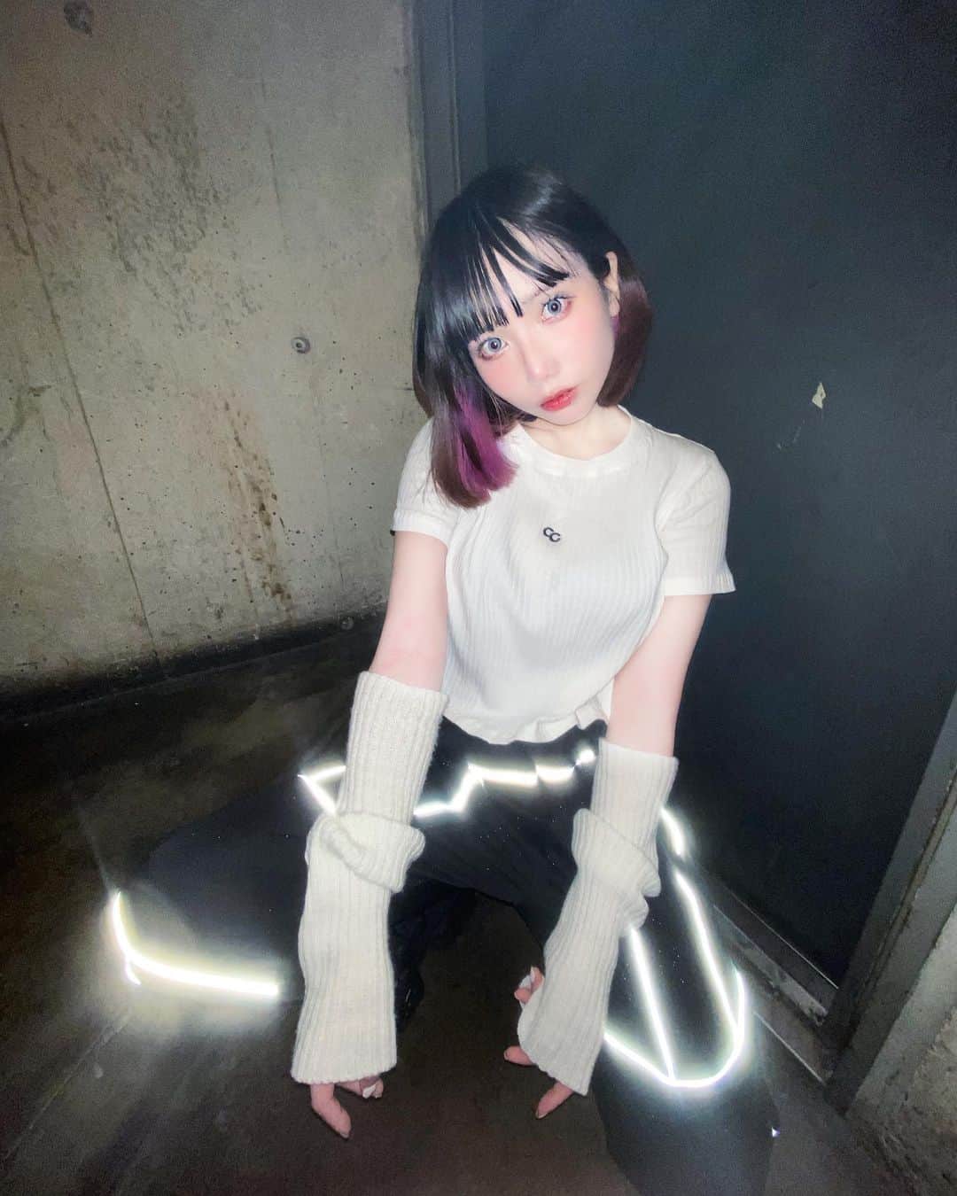 涼川ましろのインスタグラム：「• • • • @aclinic_yokohama の柴田先生 @drtakashibata でAスレッドを受けて8日ほど経ちました✨ 術中も全く痛みがなくてホントにDTも無く普段と変わらない生活を過ごせてます🌈 施術後、みんなから輪郭がsnowになった❣️って言って貰えてすごく嬉しかった😂🫶 私の場合はAスレッドをする事でほうれい線も無くなったような気がするのでフェイスライン周りのもたつきに悩んでる人にはすごくオススメだなって思いました⭐️ 半年から1年は効果があるとの事なのでまた一年後絶対やりたいなって思います❣️  #aスレッド #糸リフト #aclinic #aclinic銀座 #aclinic横浜 #aclinic新宿 #aclinic名古屋#aclinic大阪 #aクリニック #エークリニック#小顔 #スレッドリフト#小顔整形#たるみ改善 #リフトアップ #美容外科 #美容皮膚科 #美容クリニック #柴田貴志」