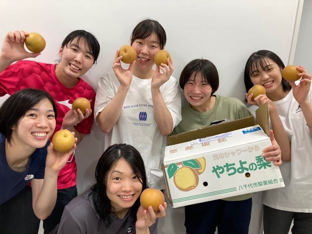 柳田光綺のインスタグラム：「…☆*。  梨ーーーー🍐❤️  美味しくいただきました！ いつも応援ありがとうございます😊  #NECレッドロケッツ #父母会 #梨 #やちよの梨」