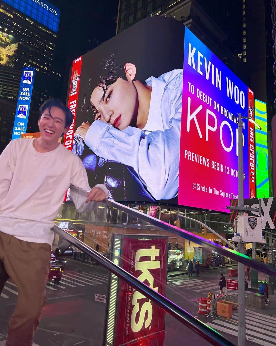 ケビン さんのインスタグラム写真 - (ケビン Instagram)「My face pretty much sums up the excitement I felt when I saw my face on the biggest billboard in Times Square today! WOW😍 This is really a dream come true moment for me! I wanna thank my incredible KLOVERs🍀 for this jaw-dropping surprise gift for my Broadway Debut in @kpopbroadway that opens TOMORROW in NYC! You’re support really touched my heart today and I can’t for the world to see our show! I’ll work even harder for you guys! THANK YOU AGAIN and I LOVE YOU😘😘😘 You guys are the BEST FANDOM🍀🥇🫶🏻 Come out to see our show on Broadway starting tomorrow Oct. 13th! (Ticket link in BIO)  今日やっとニューヨークのタイムズスクエアにある広告を見ました！😍😍😍 表情でちゃんと僕の気持ちが伝わりますね😆まさかタイムズスクエアでこんなにデカイビルボードに僕の顔が出るなんて今も信じられない！本当にDreams Come Trueだよ！このプロジェクトに参加してくれたクローバーの皆さんに感謝します🍀😘🫶🏻 僕のブロードウェイデビューをこんなに派手に輝かせてくれてありがとう！！！明日 @kpopbroadway ミュージカルが始まりますが、この最高の気分でクローバーを思いながら頑張ります！日本からたくさん応援してくれてありがとうございます！クローバーが自慢出来るワルドスターになるように頑張ります🙌🏻💯🌟一生忘れられないステキなプレゼントをもう一度ありがとうございます🙇🏻‍♂️ クローバー全世界で1番ファンクラブ！！！🥇大好きーーー💚💚💚  오늘 너무너무 행복한 하루였어요! 뉴욕 타임스스퀘어에서 제 모습이 제일 큰 광고판에 나왔어요😍😍😍 상상만해도 마음이 벅찼는데 오늘 실제로 보니까 쓰러질뻔했어요! ㅎㅎㅎ 역시 클로버의 힘은 장난아니구나하면서 울컥했어요!🥹 제 브로드웨이 데뷔를 이렇게 화려하게 빛내줘서 너무 감사합니다! 영원히 잊지 못 할 선물해줘서 감사합니다! 더 더 멋진 모습을 보여드릴게요! 클로버 진짜 최고!🥇사랑해요!!!💚💚💚  #KPOPBroadway #KPOP #Broadway #NYC #TimesSquare  #KevinWoo」10月12日 13時55分 - kevinwoo_official