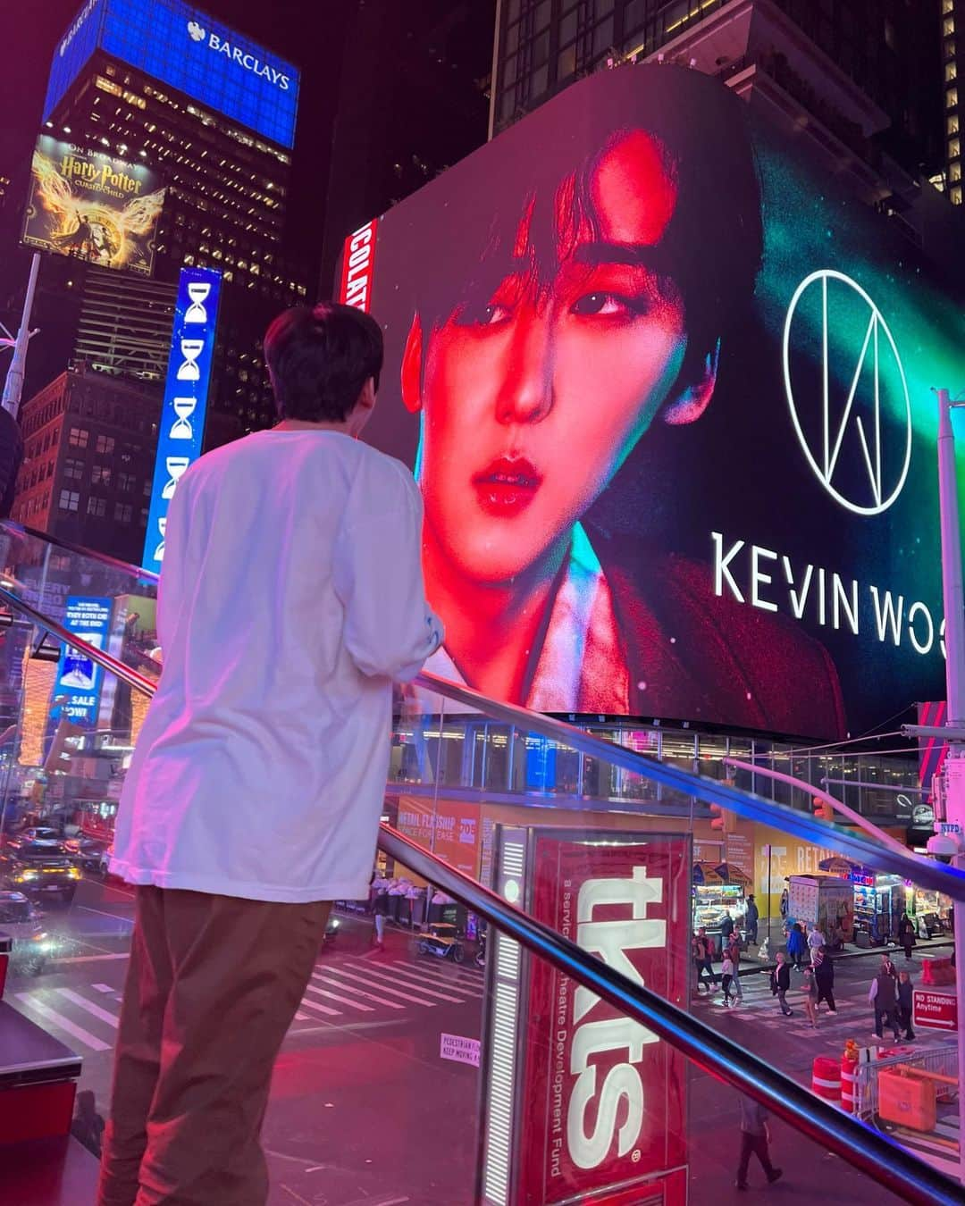 ケビン さんのインスタグラム写真 - (ケビン Instagram)「My face pretty much sums up the excitement I felt when I saw my face on the biggest billboard in Times Square today! WOW😍 This is really a dream come true moment for me! I wanna thank my incredible KLOVERs🍀 for this jaw-dropping surprise gift for my Broadway Debut in @kpopbroadway that opens TOMORROW in NYC! You’re support really touched my heart today and I can’t for the world to see our show! I’ll work even harder for you guys! THANK YOU AGAIN and I LOVE YOU😘😘😘 You guys are the BEST FANDOM🍀🥇🫶🏻 Come out to see our show on Broadway starting tomorrow Oct. 13th! (Ticket link in BIO)  今日やっとニューヨークのタイムズスクエアにある広告を見ました！😍😍😍 表情でちゃんと僕の気持ちが伝わりますね😆まさかタイムズスクエアでこんなにデカイビルボードに僕の顔が出るなんて今も信じられない！本当にDreams Come Trueだよ！このプロジェクトに参加してくれたクローバーの皆さんに感謝します🍀😘🫶🏻 僕のブロードウェイデビューをこんなに派手に輝かせてくれてありがとう！！！明日 @kpopbroadway ミュージカルが始まりますが、この最高の気分でクローバーを思いながら頑張ります！日本からたくさん応援してくれてありがとうございます！クローバーが自慢出来るワルドスターになるように頑張ります🙌🏻💯🌟一生忘れられないステキなプレゼントをもう一度ありがとうございます🙇🏻‍♂️ クローバー全世界で1番ファンクラブ！！！🥇大好きーーー💚💚💚  오늘 너무너무 행복한 하루였어요! 뉴욕 타임스스퀘어에서 제 모습이 제일 큰 광고판에 나왔어요😍😍😍 상상만해도 마음이 벅찼는데 오늘 실제로 보니까 쓰러질뻔했어요! ㅎㅎㅎ 역시 클로버의 힘은 장난아니구나하면서 울컥했어요!🥹 제 브로드웨이 데뷔를 이렇게 화려하게 빛내줘서 너무 감사합니다! 영원히 잊지 못 할 선물해줘서 감사합니다! 더 더 멋진 모습을 보여드릴게요! 클로버 진짜 최고!🥇사랑해요!!!💚💚💚  #KPOPBroadway #KPOP #Broadway #NYC #TimesSquare  #KevinWoo」10月12日 13時55分 - kevinwoo_official