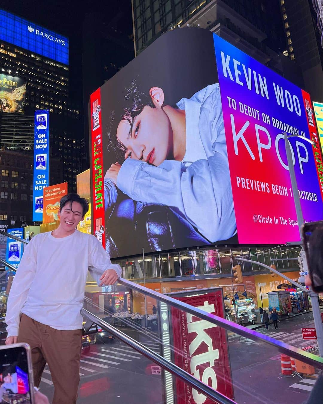 ケビン のインスタグラム：「My face pretty much sums up the excitement I felt when I saw my face on the biggest billboard in Times Square today! WOW😍 This is really a dream come true moment for me! I wanna thank my incredible KLOVERs🍀 for this jaw-dropping surprise gift for my Broadway Debut in @kpopbroadway that opens TOMORROW in NYC! You’re support really touched my heart today and I can’t for the world to see our show! I’ll work even harder for you guys! THANK YOU AGAIN and I LOVE YOU😘😘😘 You guys are the BEST FANDOM🍀🥇🫶🏻 Come out to see our show on Broadway starting tomorrow Oct. 13th! (Ticket link in BIO)  今日やっとニューヨークのタイムズスクエアにある広告を見ました！😍😍😍 表情でちゃんと僕の気持ちが伝わりますね😆まさかタイムズスクエアでこんなにデカイビルボードに僕の顔が出るなんて今も信じられない！本当にDreams Come Trueだよ！このプロジェクトに参加してくれたクローバーの皆さんに感謝します🍀😘🫶🏻 僕のブロードウェイデビューをこんなに派手に輝かせてくれてありがとう！！！明日 @kpopbroadway ミュージカルが始まりますが、この最高の気分でクローバーを思いながら頑張ります！日本からたくさん応援してくれてありがとうございます！クローバーが自慢出来るワルドスターになるように頑張ります🙌🏻💯🌟一生忘れられないステキなプレゼントをもう一度ありがとうございます🙇🏻‍♂️ クローバー全世界で1番ファンクラブ！！！🥇大好きーーー💚💚💚  오늘 너무너무 행복한 하루였어요! 뉴욕 타임스스퀘어에서 제 모습이 제일 큰 광고판에 나왔어요😍😍😍 상상만해도 마음이 벅찼는데 오늘 실제로 보니까 쓰러질뻔했어요! ㅎㅎㅎ 역시 클로버의 힘은 장난아니구나하면서 울컥했어요!🥹 제 브로드웨이 데뷔를 이렇게 화려하게 빛내줘서 너무 감사합니다! 영원히 잊지 못 할 선물해줘서 감사합니다! 더 더 멋진 모습을 보여드릴게요! 클로버 진짜 최고!🥇사랑해요!!!💚💚💚  #KPOPBroadway #KPOP #Broadway #NYC #TimesSquare  #KevinWoo」