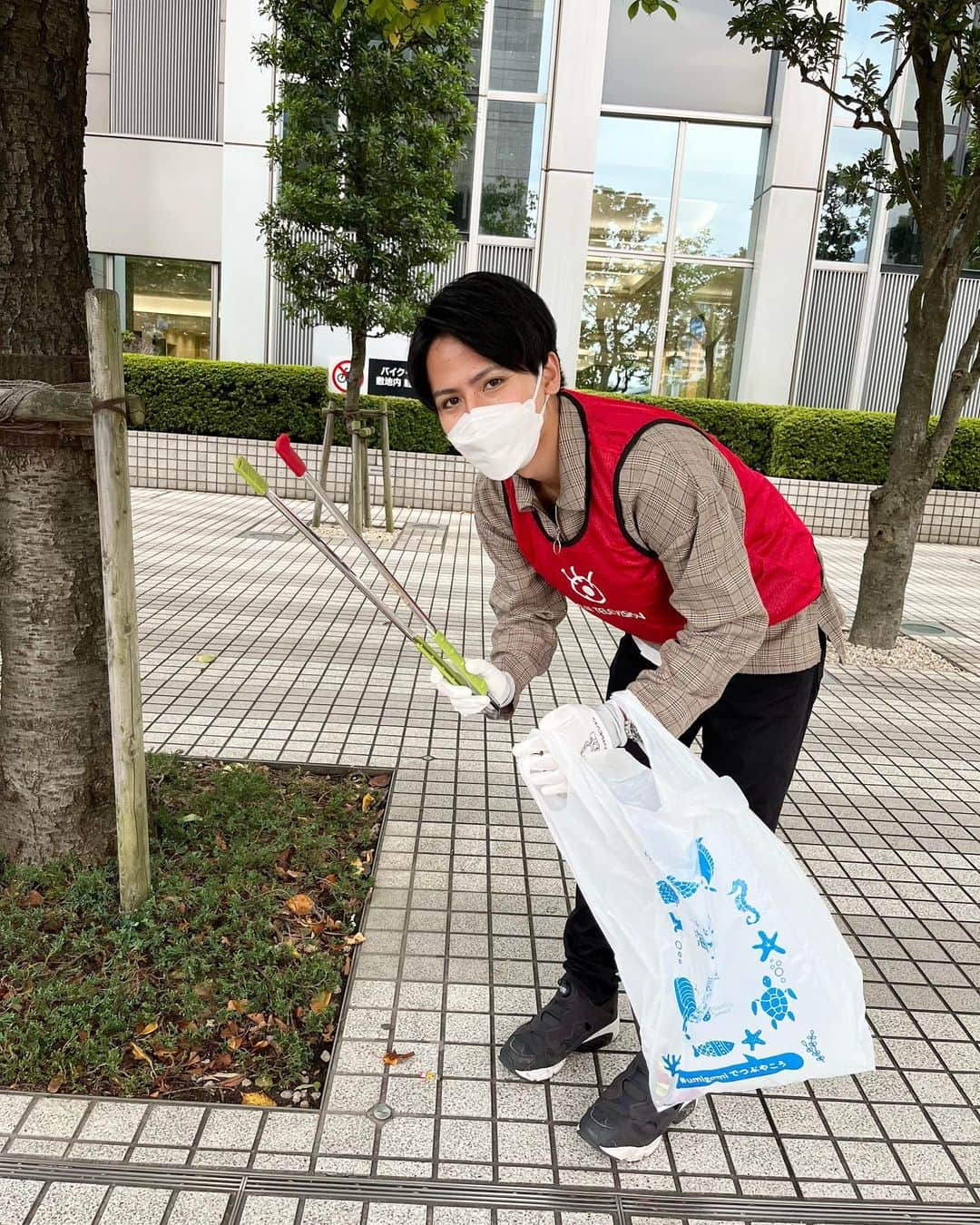 フジテレビアナウンサーさんのインスタグラム写真 - (フジテレビアナウンサーInstagram)「こんにちは、松村未央です☀️ 昨日、お台場の清掃活動があり、アナウンス室メンバーとともに参加しました🙌  普段歩いている道も、よく見るとタバコの吸い殻やプラスチックごみなどがたくさん落ちていました。 地道な作業ですが、どんどん綺麗になっていくのを見るのは気持ちいいものでした。  アナウンス室も良いチームワークで手分けしてごみ拾い。 １時間の活動でしたが、これだけ多くのごみが回収できました！  お台場の街も気持ちもスッキリ☺️  #楽しくアクションSDGs #清掃活動 #CSR #フジテレビアナウンサー 1枚目右から #佐々木恭子 #安宅晃樹 #松村未央 #三上真奈 #小山内鈴奈」10月12日 14時08分 - fujitv_announcer