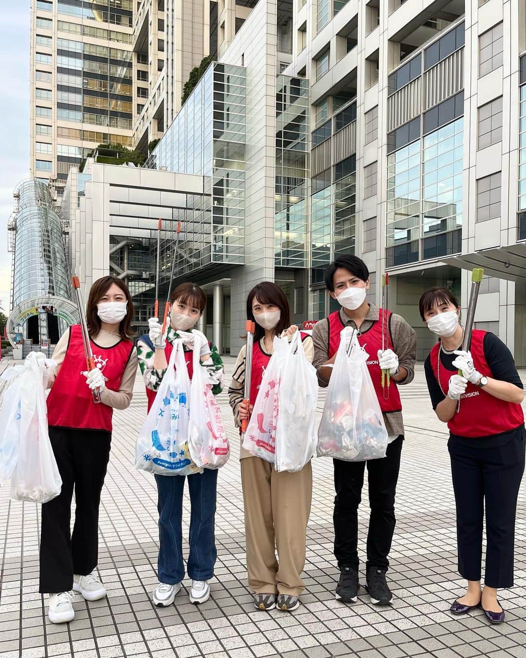 フジテレビアナウンサーのインスタグラム：「こんにちは、松村未央です☀️ 昨日、お台場の清掃活動があり、アナウンス室メンバーとともに参加しました🙌  普段歩いている道も、よく見るとタバコの吸い殻やプラスチックごみなどがたくさん落ちていました。 地道な作業ですが、どんどん綺麗になっていくのを見るのは気持ちいいものでした。  アナウンス室も良いチームワークで手分けしてごみ拾い。 １時間の活動でしたが、これだけ多くのごみが回収できました！  お台場の街も気持ちもスッキリ☺️  #楽しくアクションSDGs #清掃活動 #CSR #フジテレビアナウンサー 1枚目右から #佐々木恭子 #安宅晃樹 #松村未央 #三上真奈 #小山内鈴奈」