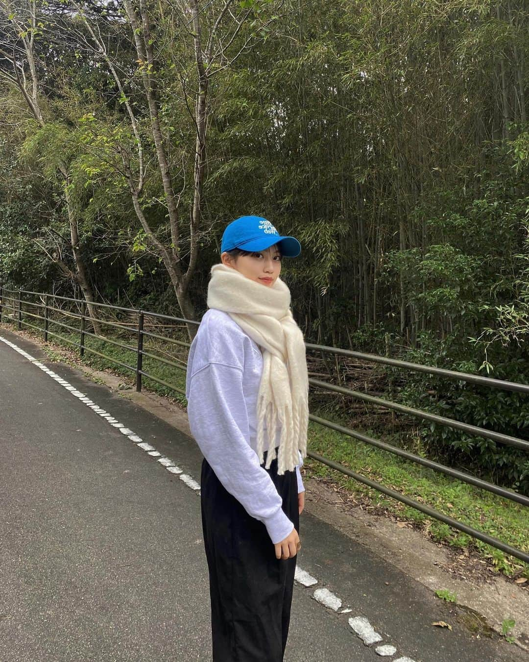 平美乃理さんのインスタグラム写真 - (平美乃理Instagram)「🍃  寒くなってきたので 暖かくしましょう。🧚  今年のマフラーは(@auntmaries.official の アイボリー🎧  #マフラー#平美乃理#ショートヘア#ストリートカジュアル#auntmaries #秋冬コーデ#カラーコーデ」10月12日 15時50分 - minori_taira