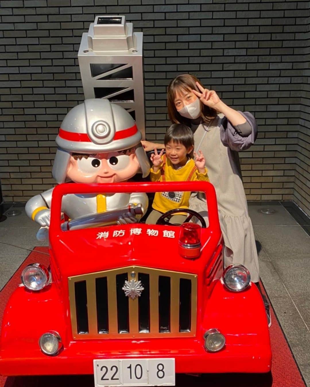 のインスタグラム：「. 先日、#消防博物館　へ行ってきました✨ 消防ヘリコプターに乗り込んだり 消火活動を体験したり、 子どもたち大興奮！！🤣 予約なしで行ける無料施設なんですが 勉強になるし楽しすぎて… 半年に一回は家族で行こう。 という話になりました🥺！ . さて！ 明日10月13日（木）14:45〜 関西テレビ　#スロイジ　にゲスト出演します💕 関西にお住まいの皆さま、 ぜひご覧ください〜😆✨！！」