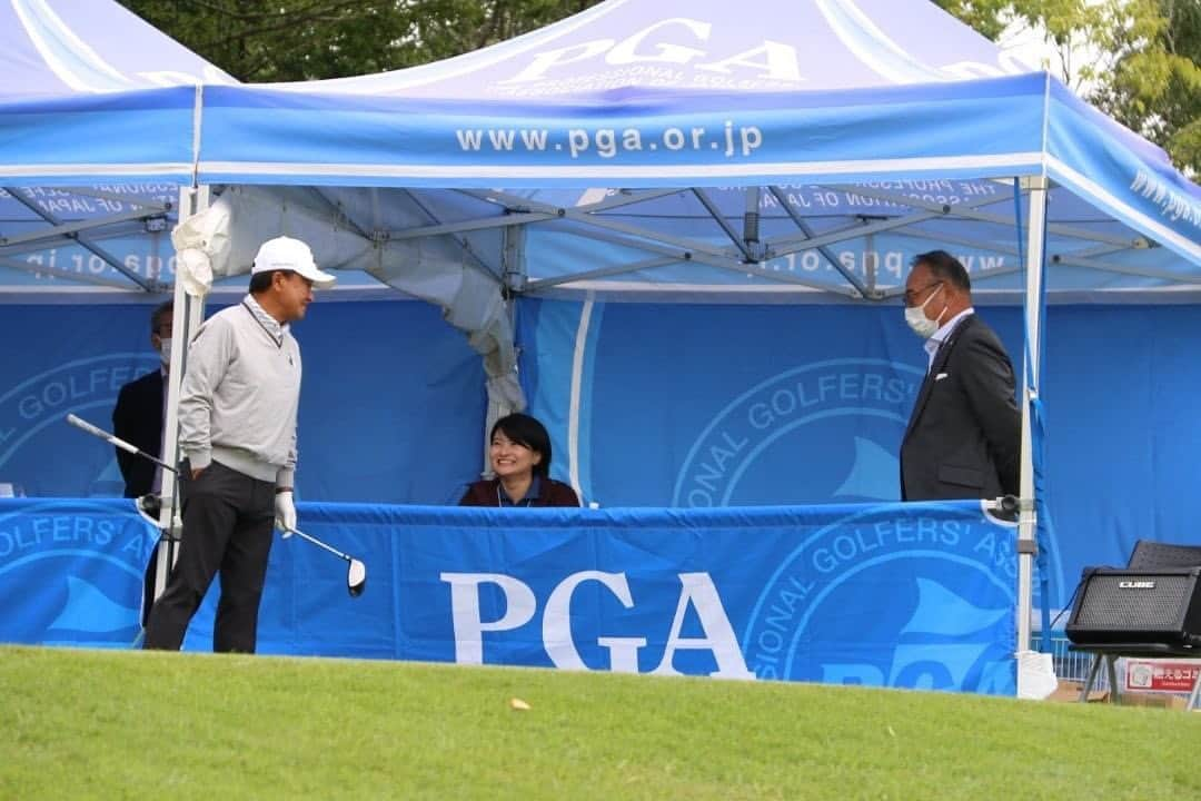 近藤祥子さんのインスタグラム写真 - (近藤祥子Instagram)「⛳️ 日本プロゴルフ協会 吉村金八 会長(右) ツアー30勝 永久シードプレイヤー倉本昌弘 前会長(左) . . ゴルフファンとしては羨ましいであろう 豪華ショットの真ん中に失礼いたします🤭🙌 . スタートアナウンスをしていると スタート前の選手、テント内で観戦される方々とお話する機会もあり、今回は @pga_of_japan さんが そんな一場面を撮ってくれました📸 . . #吉村金八 #倉本昌弘  #日本プロゴルフ協会  #プロゴルファー #スタートアナウンス #スタートアナウンサー #スタートコール #フリーアナウンサー #ゴルフ #ゴルフ女子 #ゴルフ好きな人と繋がりたい #ゴルフ好き #golf #golfstagram #golfer #golfgirl #instagolf」10月12日 16時56分 - shoko_kondoh