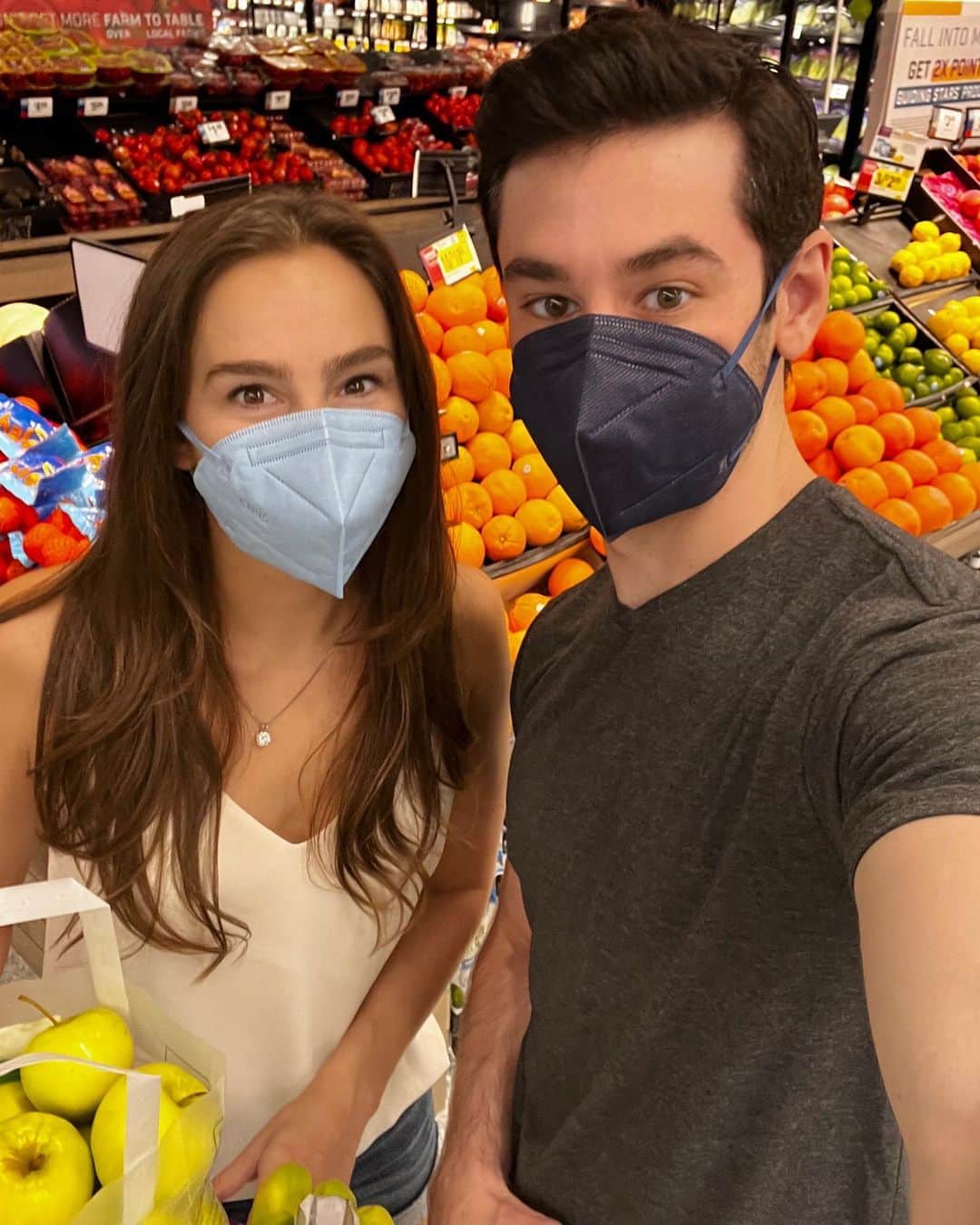 ブレンダン・ロビンソンのインスタグラム：「Haley and I live in Los Angeles, and we encourage you to join us in continuing to help keep our city safe!  Covid-19 is still among us, and there are a number of different ways you can keep yourself, your family, and others around you Covid-free, especially this fall and winter.   If you didn’t know, the updated bivalent booster is now available at vaccination sites and healthcare providers, and it is the most protective formula yet that works against old and new COVID strains.  The CDC and @LAPublicHealth recommends getting boosted if it has been at least 2 months since your last dose, especially if you are immunocompromised, traveling, or planning to hang in indoor crowded spaces.   If you live in LA County, visit VaccinateLACounty.com to find more info about COVID-19, resources, or to find a vaccination site.  You can also call the public health department at (833) 540-0473 if you have more questions.   Together, we can make LA County safer for everyone! #LACPublicHealthPartner」