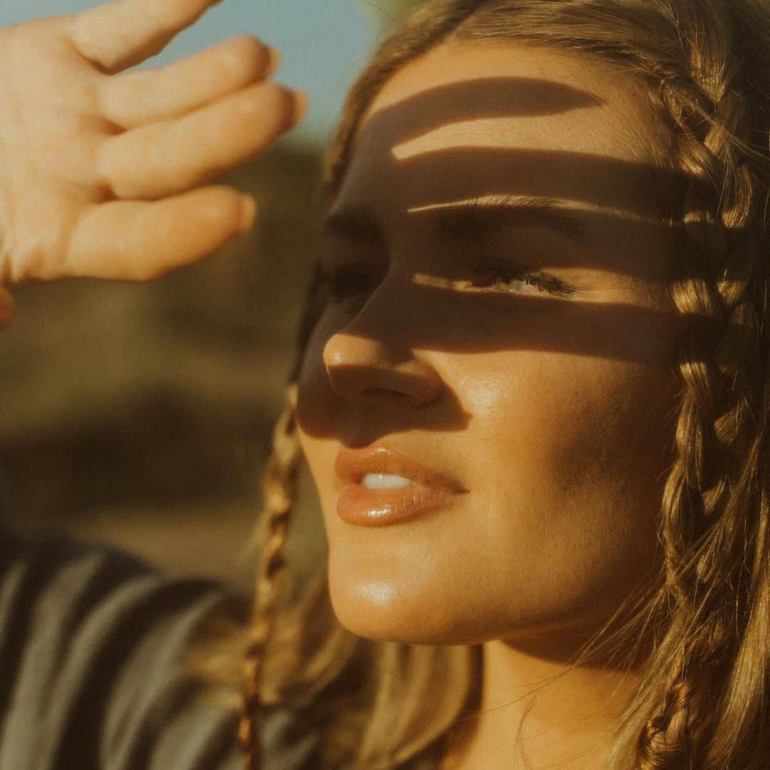 Amber Fillerup Clarkのインスタグラム：「🌞🌞 @milesleavphoto」