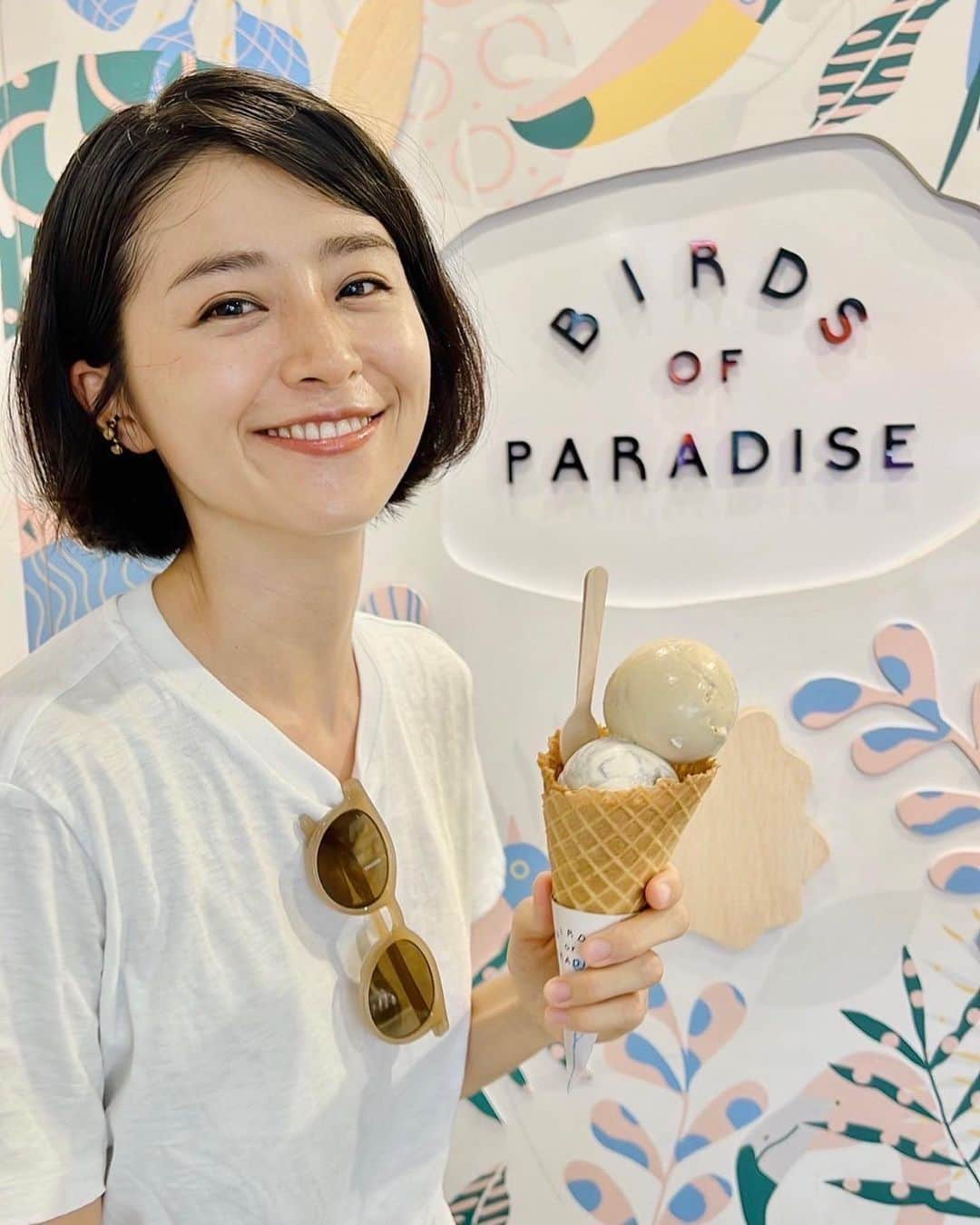 鈴木ちなみさんのインスタグラム写真 - (鈴木ちなみInstagram)「🍨🦜🌺  シンガポールでお気に入りのジェラートショップ🍨✨ @bopgelato   今まで色んな味を試しましたがどれも美味しくて🤤❤️ その中でも私のお気に入りは アールグレイレモングラス🫖🌿 上品なアールグレイの味わいの中に レモングラスの爽やかなエッセンスが加わって 美味しいハーモニーになっているんです🎼💕  写真のフレバーは 🫖アールグレイレモングラス 🤎ロースティッドセサミ です🦩🌼  コーンは一つ一つ店頭で手焼きしてるんですが、 ローズマリーが練り込まれていてこれも💯💯💯  #シンガポール #移住生活 #シンガポール観光 #birdsofparadice」10月12日 19時02分 - chinami_suzuki0926