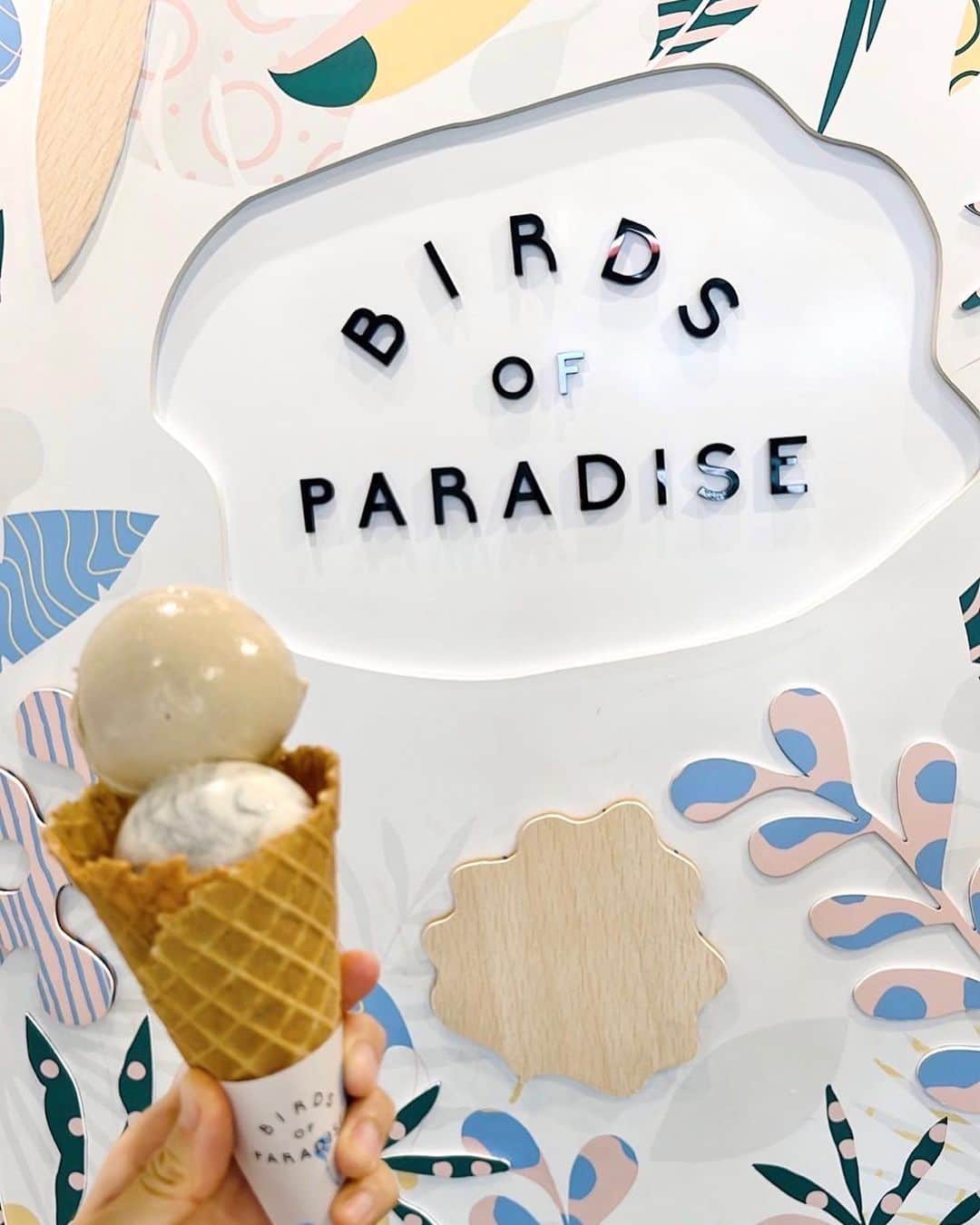 鈴木ちなみのインスタグラム：「🍨🦜🌺  シンガポールでお気に入りのジェラートショップ🍨✨ @bopgelato   今まで色んな味を試しましたがどれも美味しくて🤤❤️ その中でも私のお気に入りは アールグレイレモングラス🫖🌿 上品なアールグレイの味わいの中に レモングラスの爽やかなエッセンスが加わって 美味しいハーモニーになっているんです🎼💕  写真のフレバーは 🫖アールグレイレモングラス 🤎ロースティッドセサミ です🦩🌼  コーンは一つ一つ店頭で手焼きしてるんですが、 ローズマリーが練り込まれていてこれも💯💯💯  #シンガポール #移住生活 #シンガポール観光 #birdsofparadice」