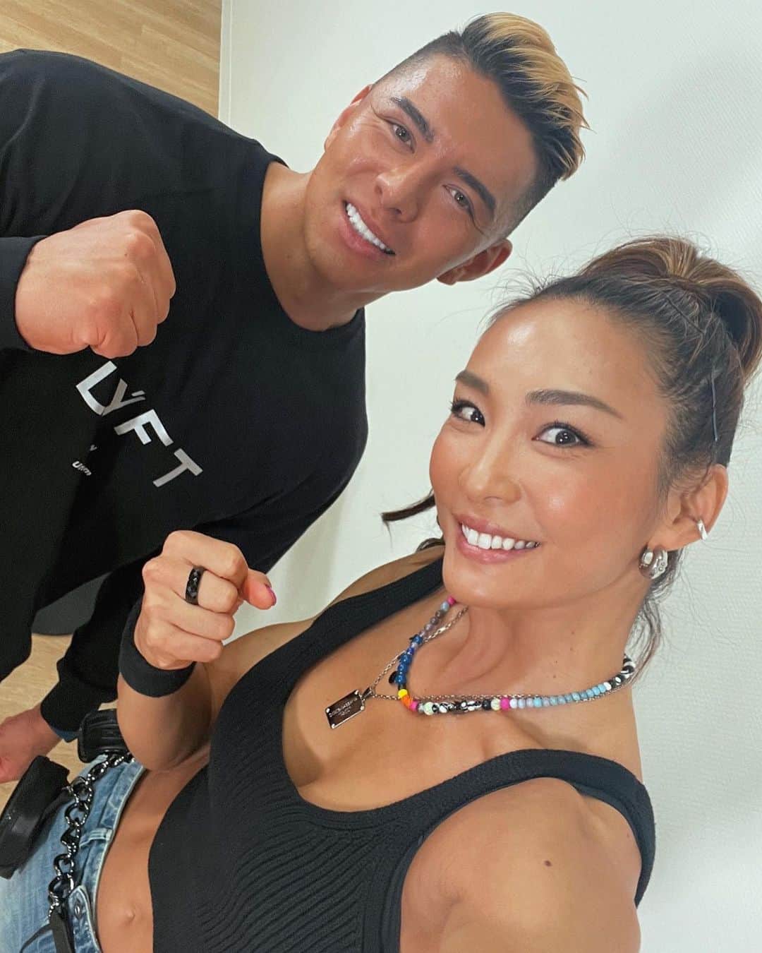 Aya（小山内あや）のインスタグラム：「お友達のエディとフィットネス対談。 久々で楽し過ぎたー😂😂 また一段とモリモリ過ぎて驚き‼️😱」