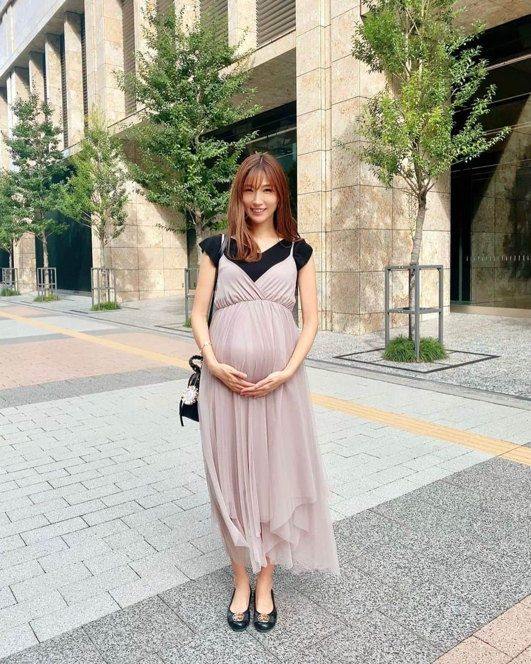 美波千夏さんのインスタグラム写真 - (美波千夏Instagram)「. かおりが撮ってくれた🤰💓 意外と横からより前の方がお腹出てる！  電車で席を譲っていただいたり スーパーでカゴを運んでいただいたり 優しさに沢山触れている妊婦生活です🥹💓  日本って温かい国だなぁ☺️💓  赤ちゃんを待ち望んでいたから 本当に今が大切でとても幸せ✨✨  貴重な時間を大切に過ごそう💓  .  .  #マタニティコーデ　 #プレママ　 #マタママ #妊婦コーデ　 #妊娠後期 #妊娠9ヶ月　 #ワンピース #夏コーデ #秋コーデ　 #大人ワンピ #妊婦 #妊婦服 #pregnancy  #ぷんにーらいふ  #ぷんにーコーデ」10月12日 19時03分 - chinatsu_minami