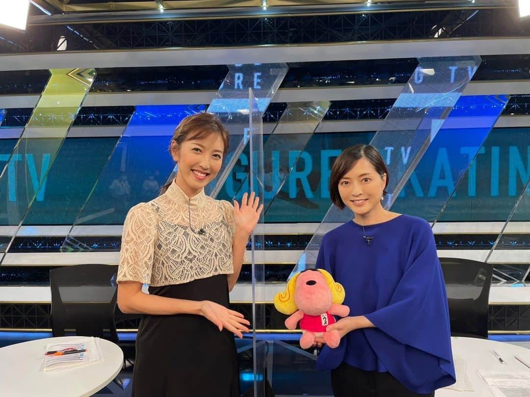 八木沼純子のインスタグラム：「遅くなりましたが… フィギュアスケートTV再開しました。 今シーズンもどうぞ宜しくお願いいたします！ まずは… 全日本までの道。 今月から？(既に始まっていますが)試合目白押しですね。 すべての選手の皆さんが怪我なく 目指す最後の大会までシーズン終わりまで力を発揮できますように。。。！ ・ ・ ・ #小澤陽子アナウンサー　と #有難うございました  #今季もスタッフの皆様宜しくお願いいたします #すべての皆様どうぞ宜しくお願いいたします #フィギュアスケートtv  #フジテレビ  #肘も隠れる衣装 #モモンガみたい  #気に入ってます  #今日もリハビリ  #皮膚と肉と骨を剥がしてる感じ #痛い  #テレビみながらストレッチ #頑張ろう」