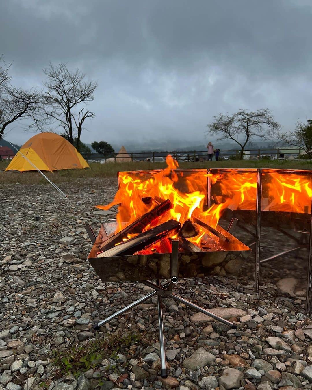 原日出子さんのインスタグラム写真 - (原日出子Instagram)「ふもとっぱらキャンプ場🏕 SAITO  FARMの牛さんに会いに行って来ました🐃 仲良しのお友達も一緒に 今回はキャビンに一泊。 心配だった雨も 午後には上がり 曇りながらも 焚き火や BBQも楽しみました💖 翌朝は 素晴らしい富士山🗻 久しぶりの キャンプ気分🏕 マスクを外して 思いっきり深呼吸して 風の音や 焚き火の炎に癒され 皆さんと 楽しい時間を過ごしました😊  #キャンプ #ふもとっぱら #焚き火 #BBQ #キャンプワイン #ナチュールワイン #SAITO FAME #牧草牛 #富士山 #楽しい仲間と #深呼吸 #ありがとう」10月12日 19時19分 - hara_hideko