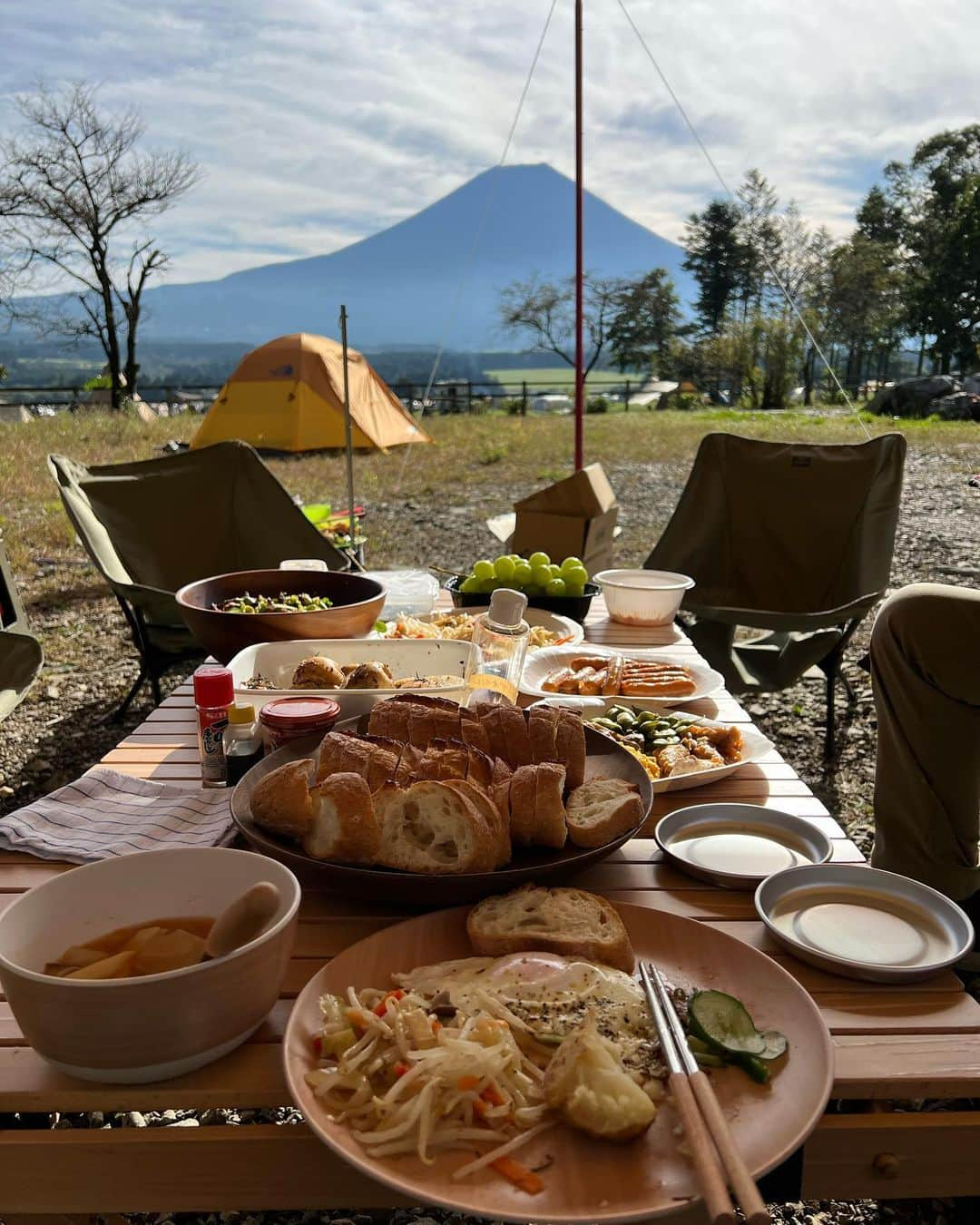 原日出子さんのインスタグラム写真 - (原日出子Instagram)「ふもとっぱらキャンプ場🏕 SAITO  FARMの牛さんに会いに行って来ました🐃 仲良しのお友達も一緒に 今回はキャビンに一泊。 心配だった雨も 午後には上がり 曇りながらも 焚き火や BBQも楽しみました💖 翌朝は 素晴らしい富士山🗻 久しぶりの キャンプ気分🏕 マスクを外して 思いっきり深呼吸して 風の音や 焚き火の炎に癒され 皆さんと 楽しい時間を過ごしました😊  #キャンプ #ふもとっぱら #焚き火 #BBQ #キャンプワイン #ナチュールワイン #SAITO FAME #牧草牛 #富士山 #楽しい仲間と #深呼吸 #ありがとう」10月12日 19時19分 - hara_hideko