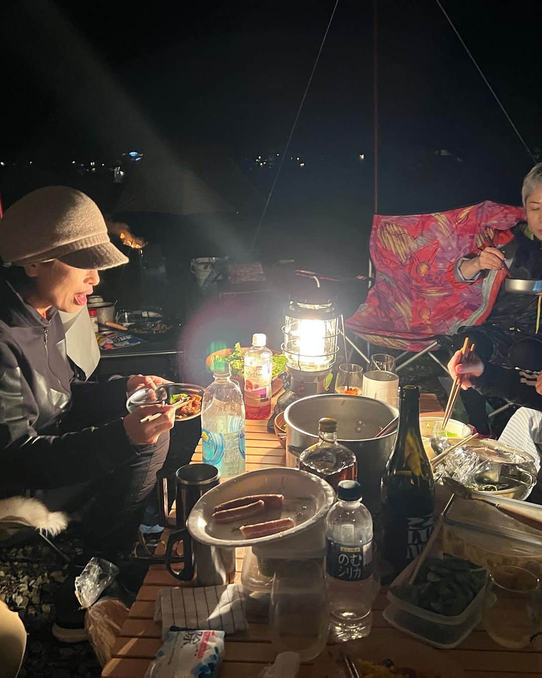 原日出子さんのインスタグラム写真 - (原日出子Instagram)「ふもとっぱらキャンプ場🏕 SAITO  FARMの牛さんに会いに行って来ました🐃 仲良しのお友達も一緒に 今回はキャビンに一泊。 心配だった雨も 午後には上がり 曇りながらも 焚き火や BBQも楽しみました💖 翌朝は 素晴らしい富士山🗻 久しぶりの キャンプ気分🏕 マスクを外して 思いっきり深呼吸して 風の音や 焚き火の炎に癒され 皆さんと 楽しい時間を過ごしました😊  #キャンプ #ふもとっぱら #焚き火 #BBQ #キャンプワイン #ナチュールワイン #SAITO FAME #牧草牛 #富士山 #楽しい仲間と #深呼吸 #ありがとう」10月12日 19時19分 - hara_hideko