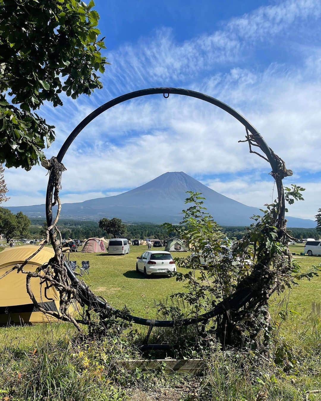 原日出子さんのインスタグラム写真 - (原日出子Instagram)「ふもとっぱらキャンプ場🏕 SAITO  FARMの牛さんに会いに行って来ました🐃 仲良しのお友達も一緒に 今回はキャビンに一泊。 心配だった雨も 午後には上がり 曇りながらも 焚き火や BBQも楽しみました💖 翌朝は 素晴らしい富士山🗻 久しぶりの キャンプ気分🏕 マスクを外して 思いっきり深呼吸して 風の音や 焚き火の炎に癒され 皆さんと 楽しい時間を過ごしました😊  #キャンプ #ふもとっぱら #焚き火 #BBQ #キャンプワイン #ナチュールワイン #SAITO FAME #牧草牛 #富士山 #楽しい仲間と #深呼吸 #ありがとう」10月12日 19時19分 - hara_hideko