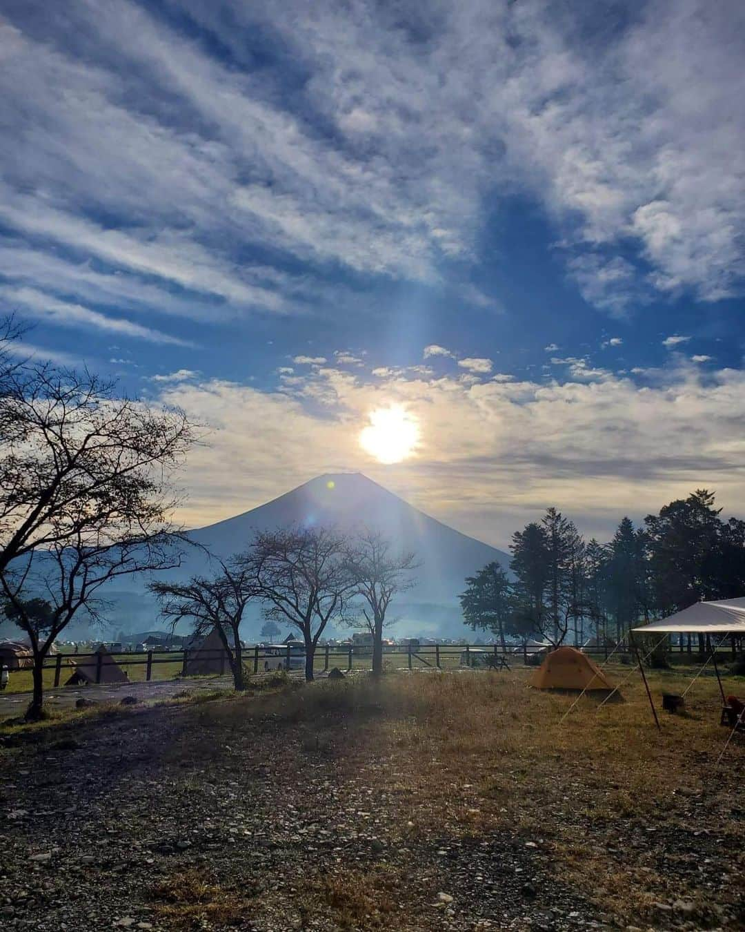 原日出子さんのインスタグラム写真 - (原日出子Instagram)「ふもとっぱらキャンプ場🏕 SAITO  FARMの牛さんに会いに行って来ました🐃 仲良しのお友達も一緒に 今回はキャビンに一泊。 心配だった雨も 午後には上がり 曇りながらも 焚き火や BBQも楽しみました💖 翌朝は 素晴らしい富士山🗻 久しぶりの キャンプ気分🏕 マスクを外して 思いっきり深呼吸して 風の音や 焚き火の炎に癒され 皆さんと 楽しい時間を過ごしました😊  #キャンプ #ふもとっぱら #焚き火 #BBQ #キャンプワイン #ナチュールワイン #SAITO FAME #牧草牛 #富士山 #楽しい仲間と #深呼吸 #ありがとう」10月12日 19時19分 - hara_hideko