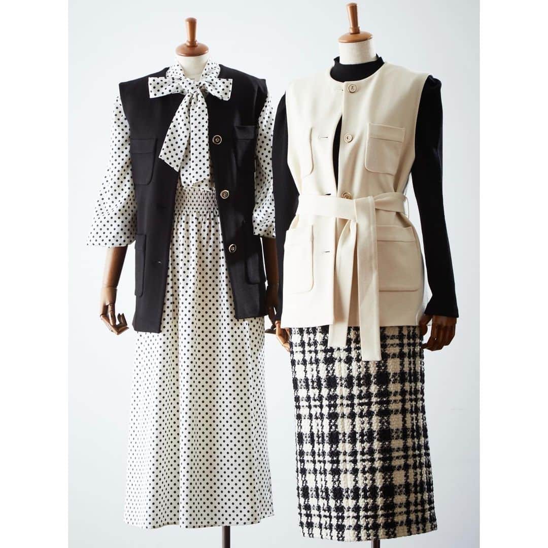 TIARAさんのインスタグラム写真 - (TIARAInstagram)「【NEW ARRIVAL】  TIARAオススメの秋アウター。  羽織に迷うこのシーズンにちょうどいい、サラッと羽織れて暖かいアウターシリーズです。  TIARAらしいモノトーンの配色が、大人らしい高級感のあるデザインです。 TIARAのカラーアイテムと合わせていただくのもオススメです。  オンラインストア・各店舗で発売中ですので、 是非ご覧ください✨  #TIARA #ティアラ #melrose #メルローズ #tiara_melrose #tiara_2022winter #冬コーデ #冬ファッション #秋冬コーデ #秋冬ファッション #大人ファッション #大人コーデ #きれいめ #きれいめコーデ #きれいめカジュアル #大人女子 #大人ガーリー #大人可愛い #大人可愛いコーデ #エレガントコーデ #クラシカルコーデ #30代ファッション #40代ファッション #50代ファッション #秋アウター #ベスト #モノトーンコーデ #ツイード　#TIARAV」10月12日 19時36分 - tiara_melrose