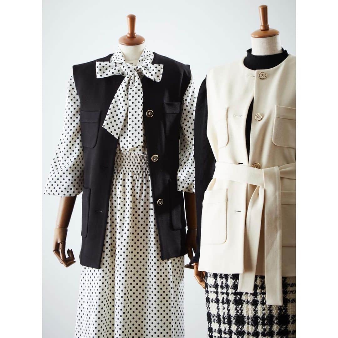 TIARAさんのインスタグラム写真 - (TIARAInstagram)「【NEW ARRIVAL】  TIARAオススメの秋アウター。  羽織に迷うこのシーズンにちょうどいい、サラッと羽織れて暖かいアウターシリーズです。  TIARAらしいモノトーンの配色が、大人らしい高級感のあるデザインです。 TIARAのカラーアイテムと合わせていただくのもオススメです。  オンラインストア・各店舗で発売中ですので、 是非ご覧ください✨  #TIARA #ティアラ #melrose #メルローズ #tiara_melrose #tiara_2022winter #冬コーデ #冬ファッション #秋冬コーデ #秋冬ファッション #大人ファッション #大人コーデ #きれいめ #きれいめコーデ #きれいめカジュアル #大人女子 #大人ガーリー #大人可愛い #大人可愛いコーデ #エレガントコーデ #クラシカルコーデ #30代ファッション #40代ファッション #50代ファッション #秋アウター #ベスト #モノトーンコーデ #ツイード　#TIARAV」10月12日 19時36分 - tiara_melrose