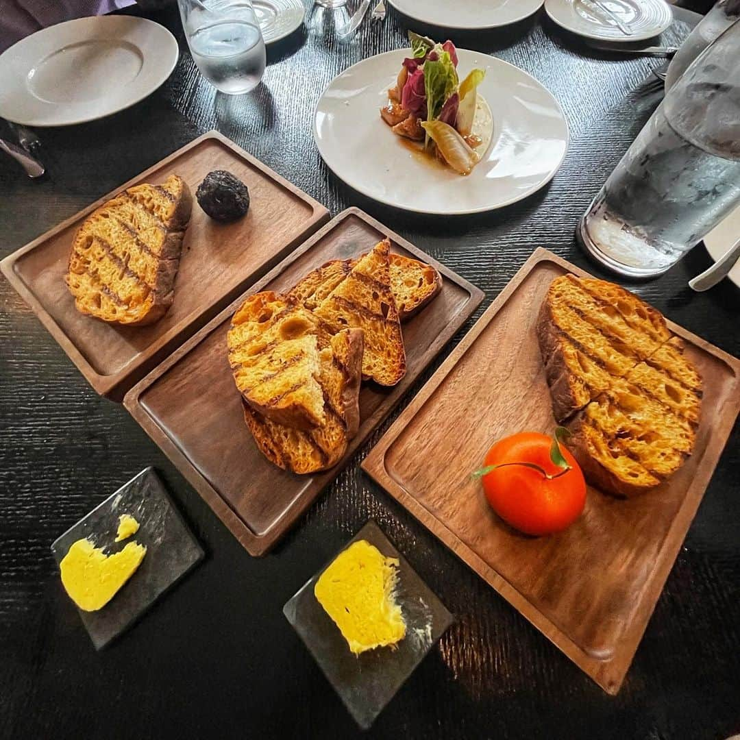 Eat With Steph & Coのインスタグラム：「Dinner by Heston Blumenthal - a Michelin Star restaurant that also serves lunch 😉 it’s inspired by historic British gastro! 🤩 @dinnerbyhb   My favourite was the Meat Fruit - mandarin, chicken liver parfait and grilled bread, not your usual combo, so creative with deceptive orange exterior! 🤗 love it! 🥰  📍 Location: Mandarin Oriental Hyde Park 💸 Cost: ££££ 🍃 Veg options: Yes! 🍜 Best dishes: Meat Fruit 🍊 👀 Type: Special Occasion ✨」