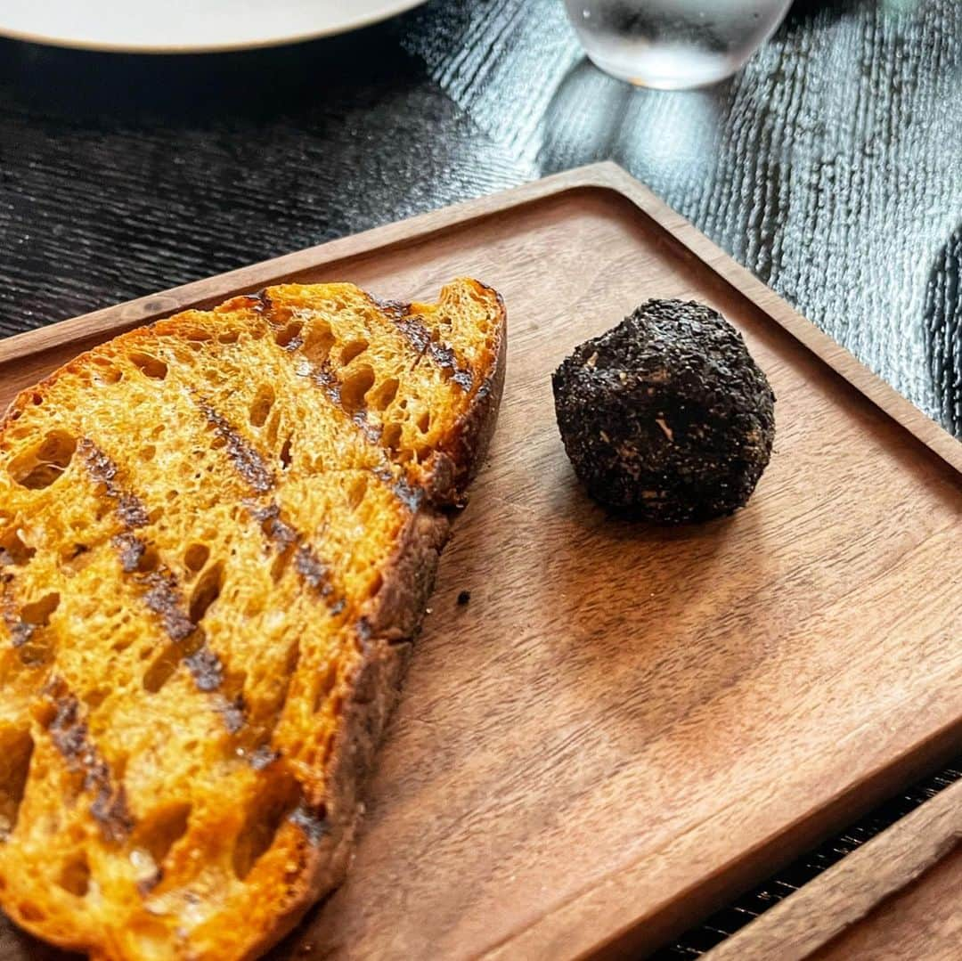 Eat With Steph & Coさんのインスタグラム写真 - (Eat With Steph & CoInstagram)「Dinner by Heston Blumenthal - a Michelin Star restaurant that also serves lunch 😉 it’s inspired by historic British gastro! 🤩 @dinnerbyhb   My favourite was the Meat Fruit - mandarin, chicken liver parfait and grilled bread, not your usual combo, so creative with deceptive orange exterior! 🤗 love it! 🥰  📍 Location: Mandarin Oriental Hyde Park 💸 Cost: ££££ 🍃 Veg options: Yes! 🍜 Best dishes: Meat Fruit 🍊 👀 Type: Special Occasion ✨」10月12日 19時29分 - eatwithsteph_ldn