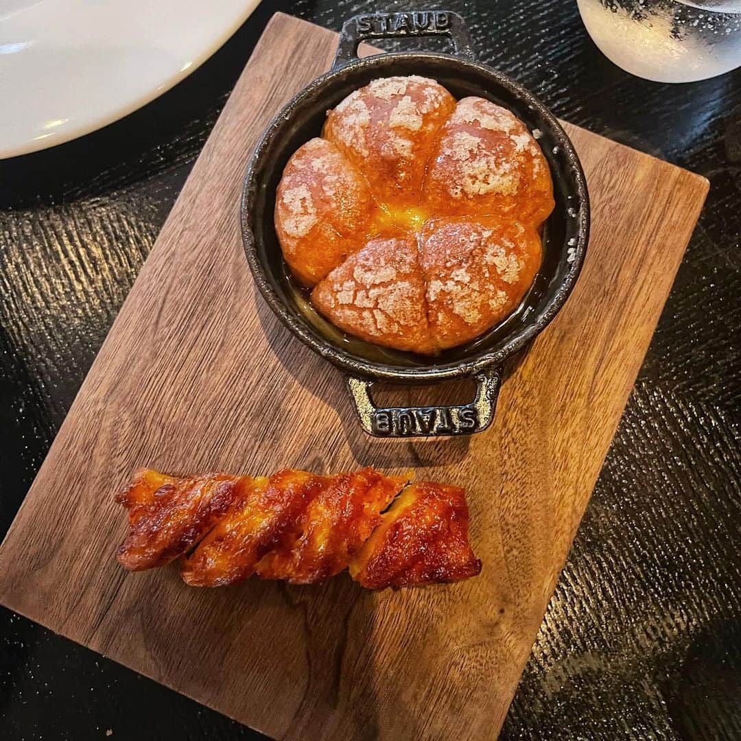 Eat With Steph & Coさんのインスタグラム写真 - (Eat With Steph & CoInstagram)「Dinner by Heston Blumenthal - a Michelin Star restaurant that also serves lunch 😉 it’s inspired by historic British gastro! 🤩 @dinnerbyhb   My favourite was the Meat Fruit - mandarin, chicken liver parfait and grilled bread, not your usual combo, so creative with deceptive orange exterior! 🤗 love it! 🥰  📍 Location: Mandarin Oriental Hyde Park 💸 Cost: ££££ 🍃 Veg options: Yes! 🍜 Best dishes: Meat Fruit 🍊 👀 Type: Special Occasion ✨」10月12日 19時29分 - eatwithsteph_ldn