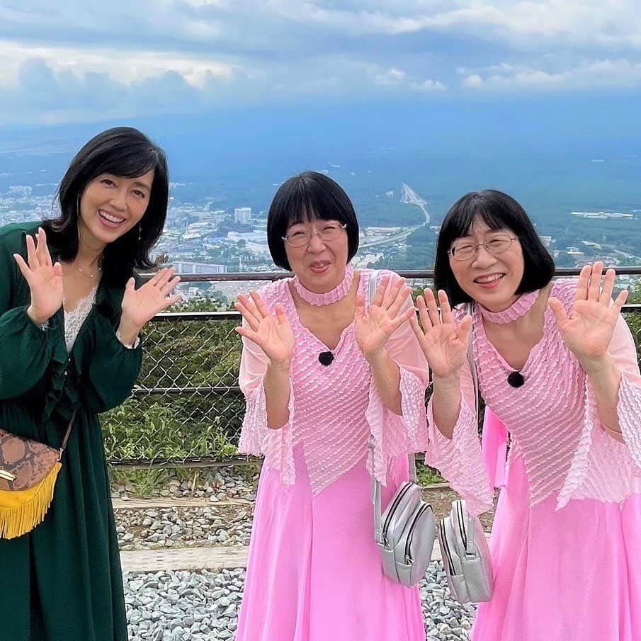 日本テレビ「ヒルナンデス！」のインスタグラム：「山梨のバスツアー🍇のオフショット 全国旅行支援もスタートして、さらにお得に楽しめそうです😲✨ ⁡ 平成レトロWEEK音楽編では MAXの皆さんがいらっしゃいました！！ 見ていると元気をもらえます😆 ⁡ 明日のヒルナンデスは ・ファッションセンス格付けバトル 日テレ男性アナSP ・平成レトロWEEK新語・流行語大賞&海外タレント をお送り予定です。 ⁡ (C)日本テレビ」