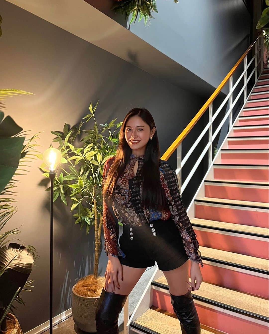 のインスタグラム：「. ベトナム料理食べに行くってなって 即決した“ベトナムっぽい服”wwww🇻🇳 なかなか着る機会なかったけどちょー可愛い 2年前くらいに @zara で購入したものです🏷‪‪‪‪‬⸒⸒ あ、ニーハイブーツもZARAや。  #ootd #zara #ザラジョ #zaraコーデ  #ファッション #fashion #黒コーデ  #zara購入品 #プチプラコーデ」