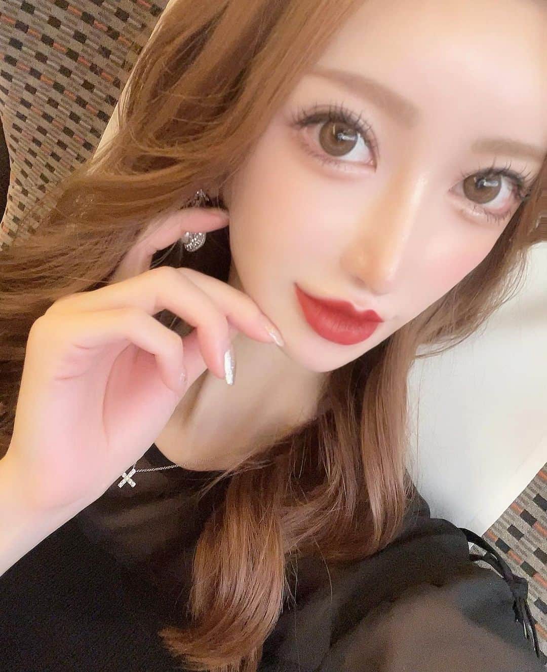 のインスタグラム：「明日花キララさんプロデュース👸🏼💖 @petalo.official 💄♥️  日本初の下地とティントが1つになったリップだよ💋 (3枚目swip👉)  しっかり潤って発色良い🥹👏🏻💖👑✨  私はプリマレッド(03番)を全体に塗ってから 上唇の下側にちょんちょんっと スパイシーブラウン(05番)を塗ってボカして M字リップ👄に仕上げました😽❤️❤️  可愛い💓 お気に入り🥰♥️🫶🏼💄🫧  #PETALO #ペタロ #キララリップ #2in1リップ #💄」