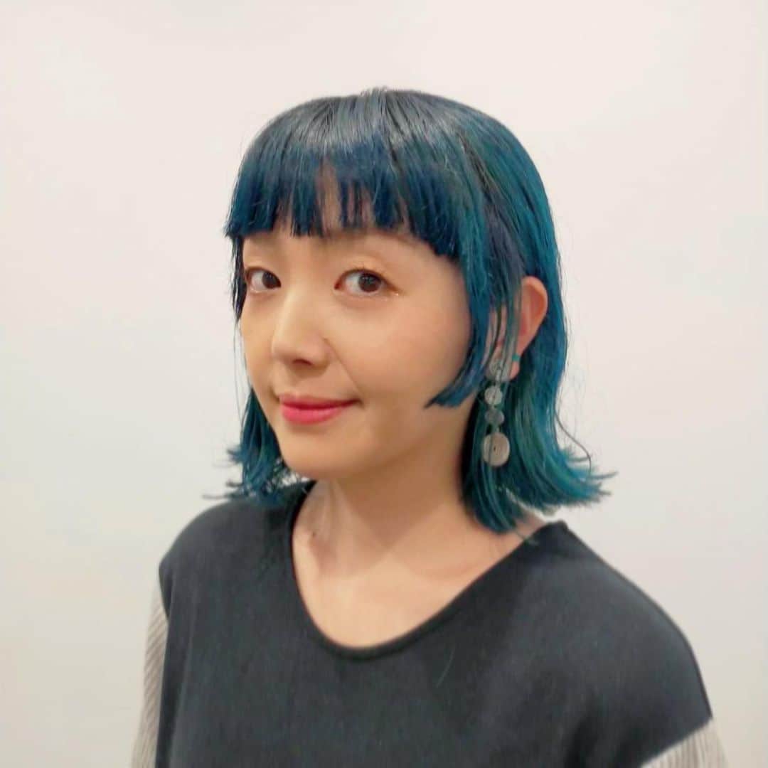 岩崎愛のインスタグラム：「約半年ぶりのヘアカット💇‍♀️ ブルーヘア🐬🐬🐬」