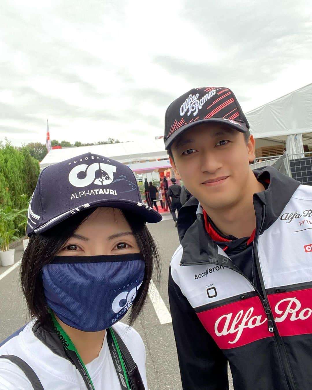 おつぽんのインスタグラム：「How kind he was! I'm very happy! Thank you so much!  #f1 #f1jp #formula1 #周冠宇 #zhouguanyu #alfaromeo」