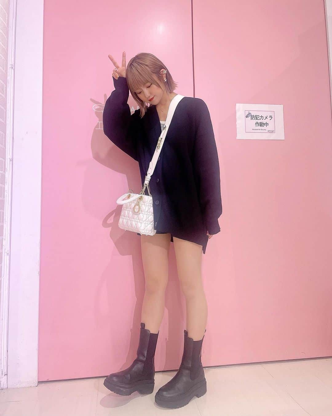 のインスタグラム：「・ ・ ・ いい感じに涼しくなって、 夜はもう寒いしニットとか着ちゃうよね🖤🧶‪ ⌒ෆ.。  秋がいちばん可愛くいれる〜(ˆ꜆ . ̫ . ).ᐟ.ᐟ💮  昨日のあんちゃんの私服コーデです‎☺︎」