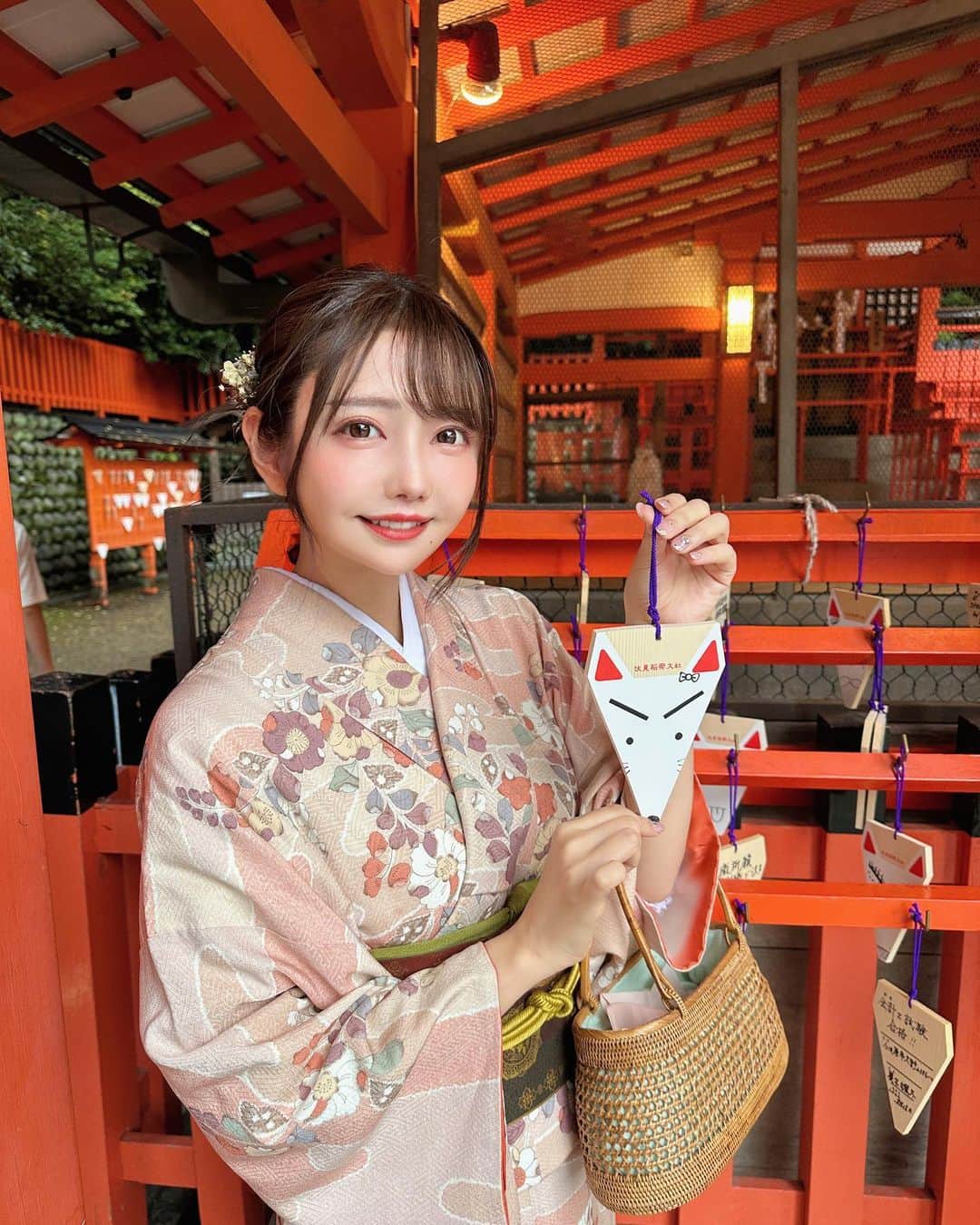 遠藤 玲奈 /endo renaのインスタグラム：「お久しぶりです☺︎ 三連休は京都へいきました🍁🌰 最終日は、伏見稲荷大社に行って 絵馬にお願い事書いたり、祇園四条散策したよ🦊 よすぎた。。。🥲✨ 皆はなにしたのかなー？？  #最終日からかくな #iphone14pro 画質良すぎてつらい🥲  #京都#京都旅行#京都観光#京都旅 #京都散策#京都着物レンタル#伏見稲荷大社#絵馬#神社巡り#着物#着物ヘア#編み込みヘア#着物レンタル #着物コーディネート#着物女子#着物ヘアセット#祇園 #祇園四条」