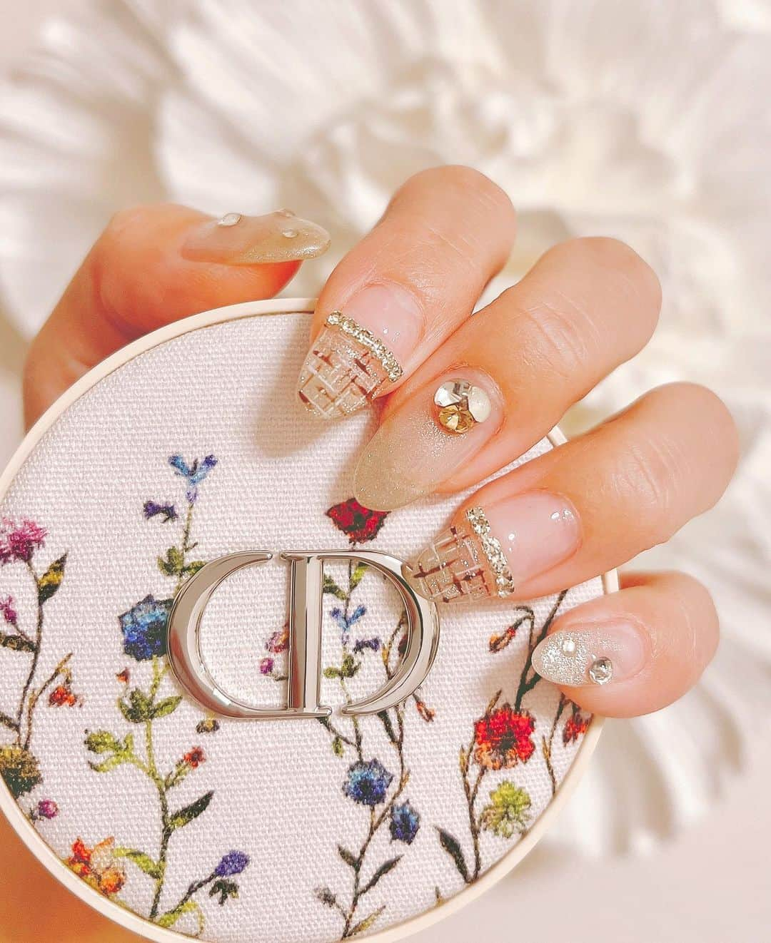 Okada Reinaのインスタグラム：「New nail💝  ツィードとビジューが可愛すぎる🥹💅  いつも有難うございます💅💖 @nailsalon_laulealua.06   #nail #ツィードネイル #秋ネイル #💅 #💅🏻 #ネイル」