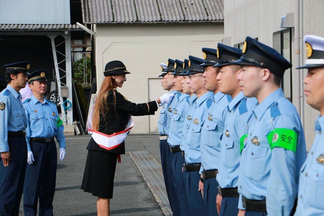道端カレンのインスタグラム：「👮  1日警察署長は、通常点検と呼ばれるものも体験させていただきました。  持ち物チェック(警察手帳や手錠等)や、服装チェックなどするのですが、警察官の方々のピシッと決まった整列やキレのある動きで、初めて見たのですが、私まで背筋が自然とピンしてしまうくらい皆さまとってもかっこよかったです❤️‍🔥  ★10月11日〜10月20日は、全国地域安全運動期間です！  #南丹警察署 #1日警察署長 #南丹市文化観光大使 #京都府南丹市」