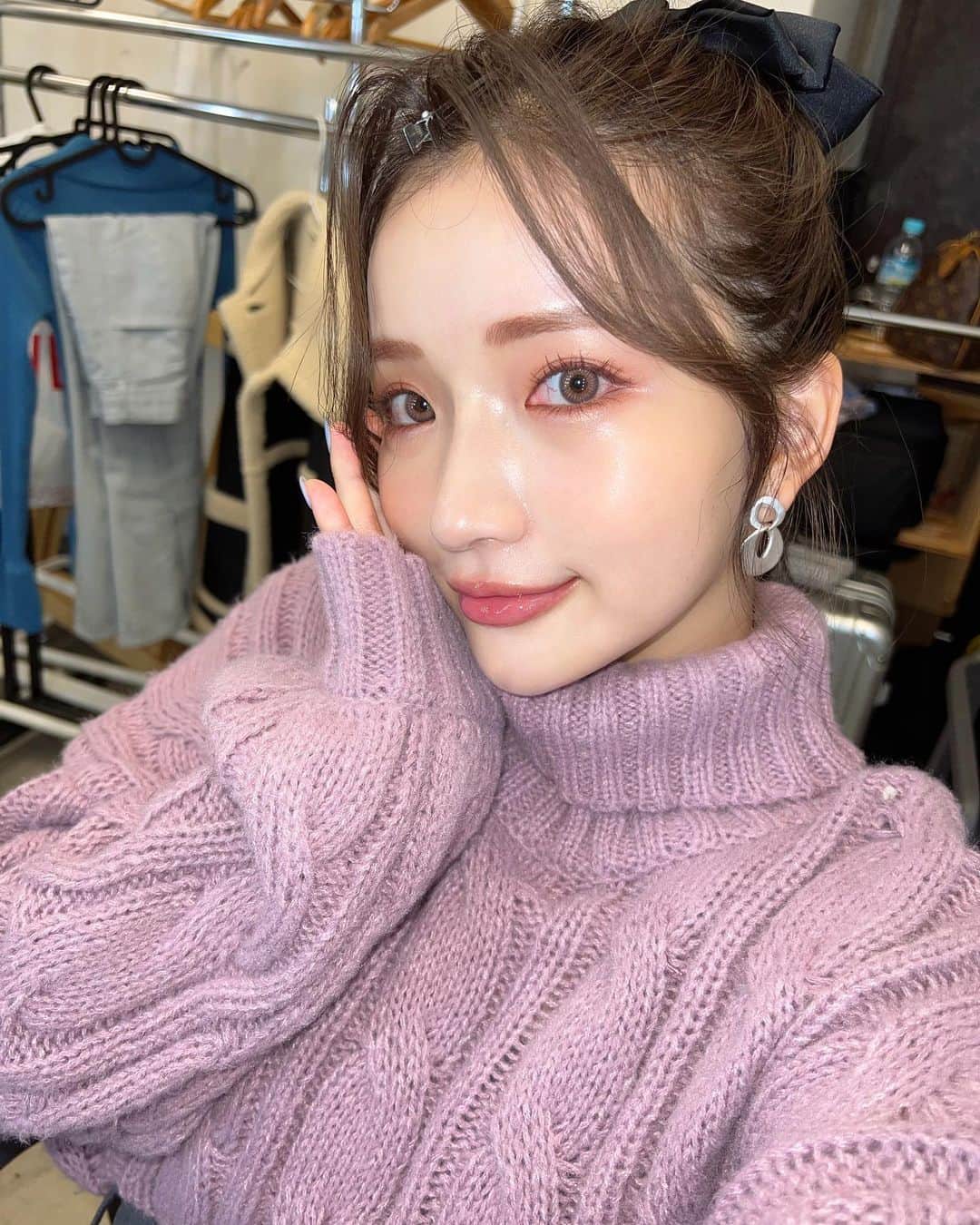 南りほのインスタグラム：「最近は、もうすっかり寒い時期になったから赤系のメイクがやっぱり好き❤️‍🔥💋🍫🎈 @ksyknk   カラコンも変えてみた〜🪄どうかな？📮  最後のポーズは意味分からんけどリボンを見せたかっただけ🤣🫠」