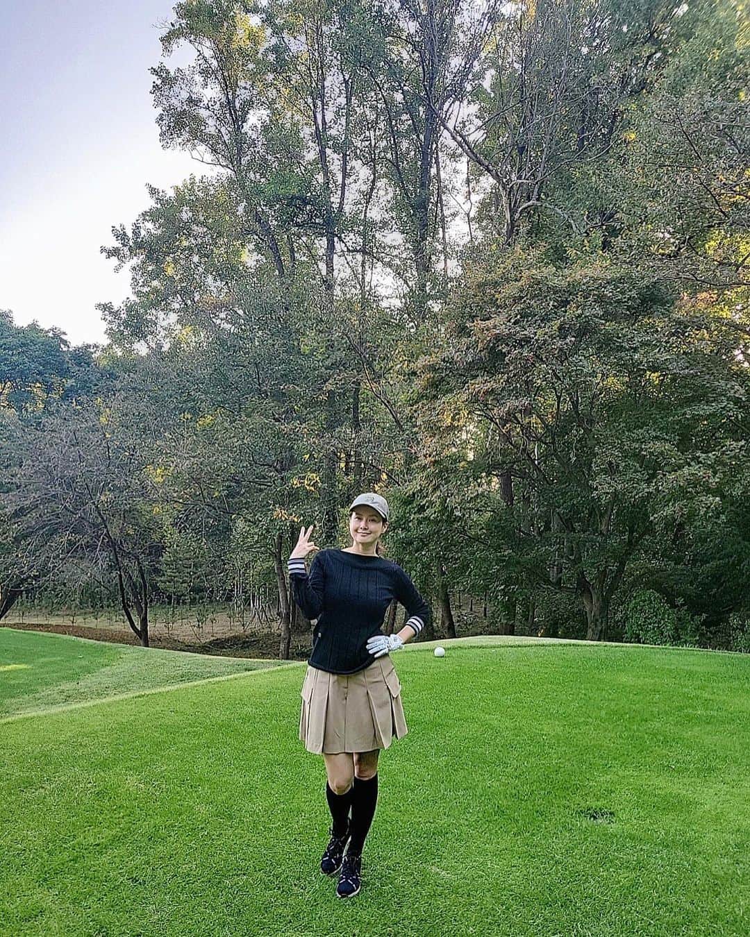 チェ・ジョンユンのインスタグラム：「#스위트스윗스팟  오늘 날씨가 다한 골프🏌️‍♀️ 두 딸 초대해주신 세상에서 가장 멋진  강석우 선생님 많이 행복했습니다 😄  🏷️ 스윗트 스윗 스팟 @steady_sweet_spot   #골프웨어 #필드룩 #골프」