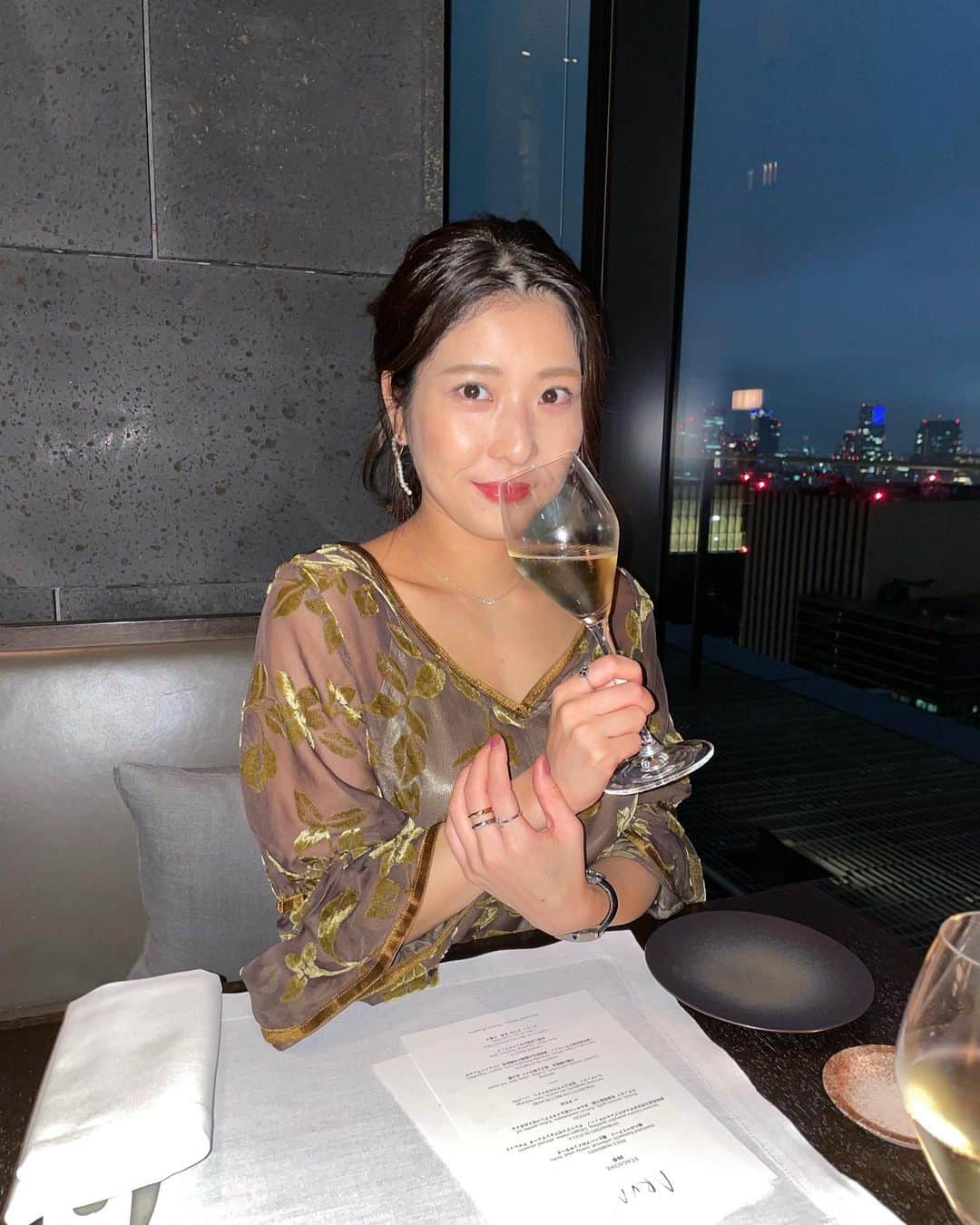 のインスタグラム：「今年の誕生日は瞬きしてたら過ぎてっちゃった…🌪👀🎂笑  そろそろぼよぼよの身体を引き締めるべく トレーニングも再開出来たらなぁ👶🏻 1年で色々変わったなあ🐶🐶👶🏻💍💗  9/18でそんな私の30代スタート🤍  #三十路#mybirthday」