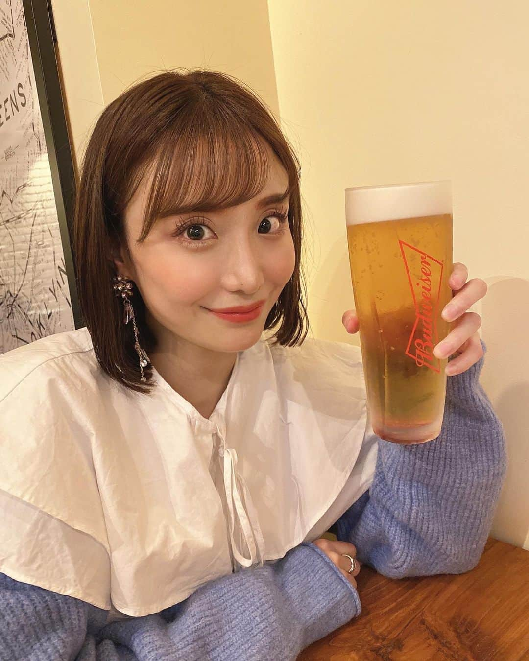 柴田阿弥さんのインスタグラム写真 - (柴田阿弥Instagram)「バドワイザー🍻 ㅤㅤㅤㅤㅤㅤㅤㅤㅤㅤㅤㅤㅤ この前一杯だけ飲もっと〜って言ってたら めちゃでかいグラスで来たのよ🤣❤️‍🔥  顔より大きくてアメリカサイズのビール！って 盛り上がったけど写真だと分かりにくいな🫢 ㅤㅤㅤㅤㅤㅤㅤㅤㅤㅤㅤㅤㅤ イキって(？)500mlにしたからかな🙉💞笑 ㅤㅤㅤㅤㅤㅤㅤㅤㅤㅤㅤㅤㅤ ㅤㅤㅤㅤㅤㅤㅤㅤㅤㅤㅤㅤㅤ ㅤㅤㅤㅤㅤㅤㅤㅤㅤㅤㅤㅤㅤ #バドワイザー #カフェ #平日からビール #ちょっと #喋るだけ の #予定でした」10月12日 21時16分 - ayashibata0401