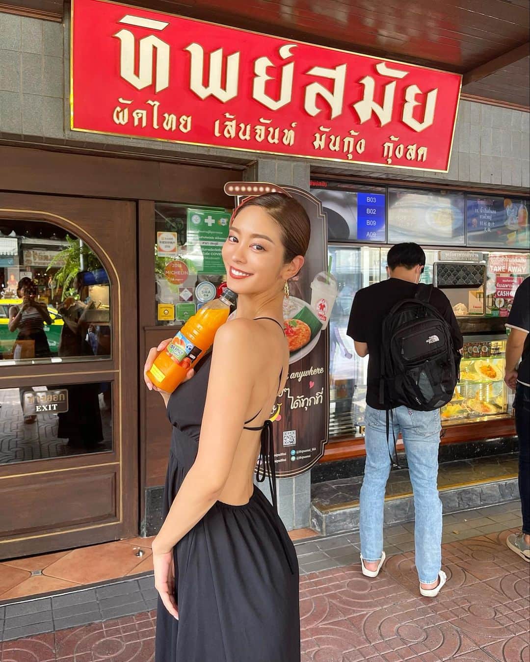 大柳麻友のインスタグラム：「⁡ ⁡ タイのオレンジジュースしか勝たん🍊🇹🇭 ⁡ 大好きなパッタイ専門店のお店 “ THIP SMAI “の前にて✌︎ ⁡ ⁡ #thai #bangkok #travel #trip #instagood」