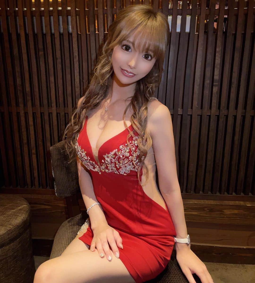 黒宮ちはやのインスタグラム：「New dress 👗ARが好き〜❤️  @aidmaxgirlsstyle_dress さんで買ったよん👗   #黒宮ちはや #小悪魔ageha #モデル #キャバクラ #キャバ嬢 #ホステス #ラウンジ #水商売 #お酒 #歌舞伎町 #新宿 #六本木 #銀座 #北新地 #ミナミ #渋谷 #すすきの #シャンパン #華灯 #ディアレスト」