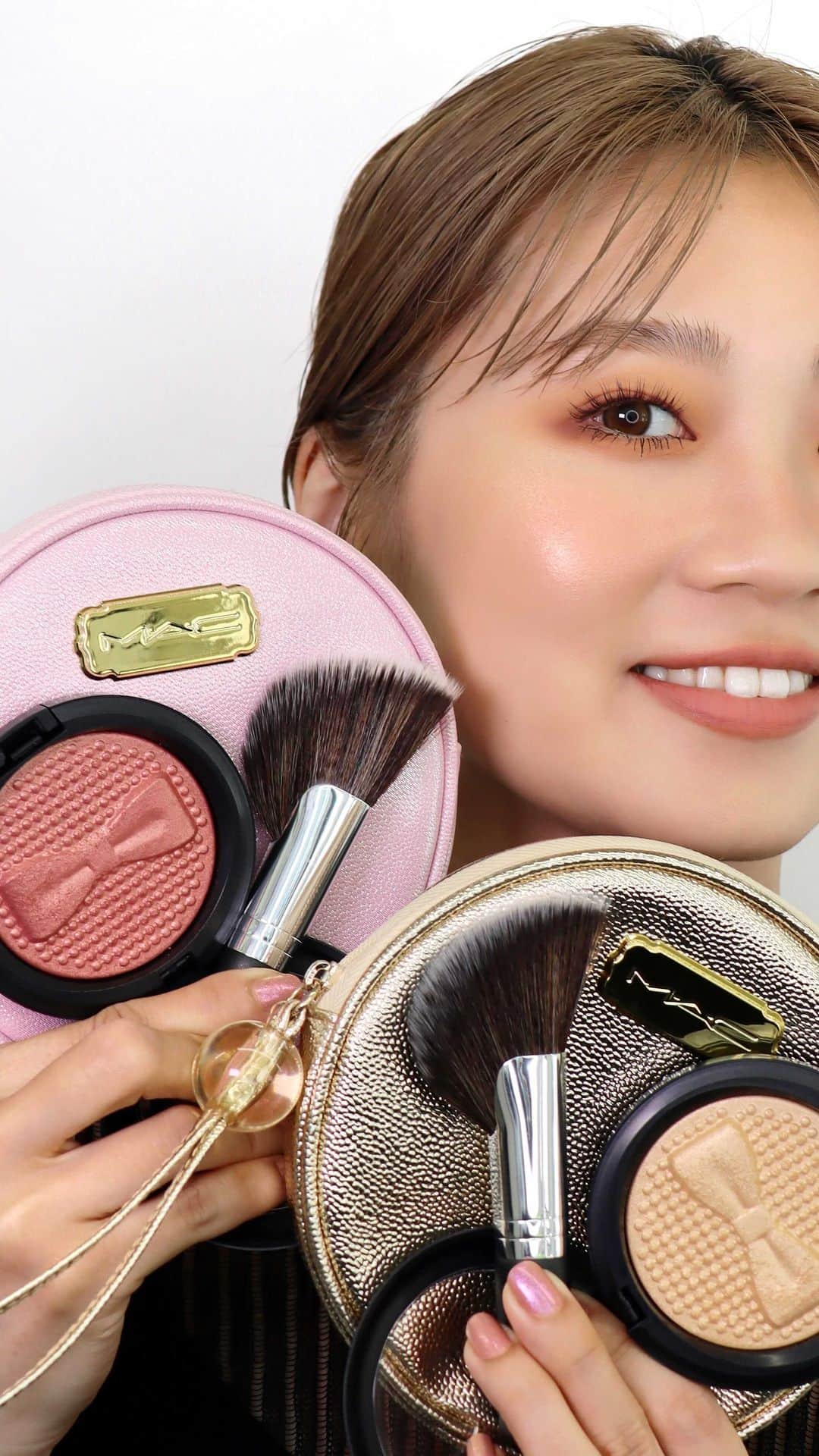 M∙A∙C Cosmetics Japanのインスタグラム：「＼店頭予約まであと2日！／ #MACクリスマスコフレ2022  プリズムのような輝きを与える限定カラーのパウダーが、ホリデー限定のブラシとポーチのセットで登場✨肌にぴたっと密着し、メリハリのある立体感を演出します💎  🎀インダルジェント グロー フェイス キット (全2種) ・エクストラ ディメンション スキンフィニッシュ ・#142SES パウダー ウィング ブラシ  2022/10/14(金) 全国店舗予約開始 2022/10/18(火) オンライン先行発売 2022/10/21(金) 全国発売 　 #MACBUBBLESANDBOWS #MACHOLIDAY #MACバブルズアンドボウ」