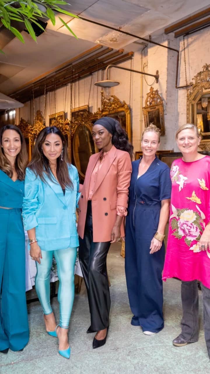 ジョヴァンカのインスタグラム：「⭐️💕 WAUW! Met veel liefde en trots kijk ik terug op een Wereldmeisjesdag die de boeken ingaat ❤️💕  Onze eerste #GirlTheWorldLunch met zoveel powerful women aan tafel, zoveel kracht, veerkracht, moed en potentie united om precies dát voor andere meisjes mogelijk te maken: ‘Cause it don’t matter where you live, ELK MEISJE VERDIENT de kans om te worden wie ze wil, om te groeien, om het verschil te kunnen maken ❤️ Dank aan @yesimcandan @sameenavandermijden, onze youthactivist Stecia, @aishagill @janinekho @hazjar @anoukbeerents @marinke_photography @planinternationalnl voor jullie inzet, speeches, hatd work en iedereen die erbij was ❤️❤️❤️❤️ Girls can change the world!!  #planinternational #GirlTheWorld Powered by」