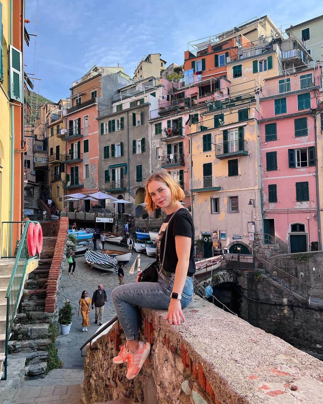 リュボーフィ・エフィメンコのインスタグラム：「🏘 . . . . #italy#travelitaly#cinqueterre#riomaggiore#travel#tourist#cruiseship#europe#europetravel#italytravel#laspezia#world#royalcaribbean#lifestyle#travelphotography#family#familytime#familytravel#adventure」