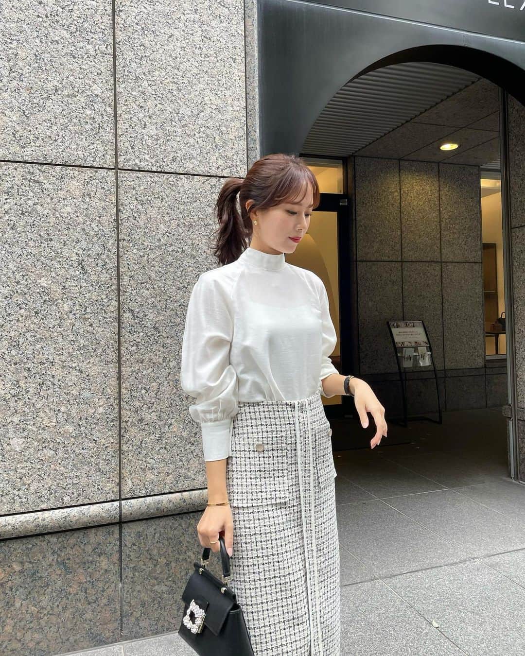 ハンナミのインスタグラム：「tweed 🖤  今週14日〜発売startの 新作ボウタイブラウスとツイードチェックスカート ✨  この組み合わせがかわいくて お気に入り 🫶🏻!」