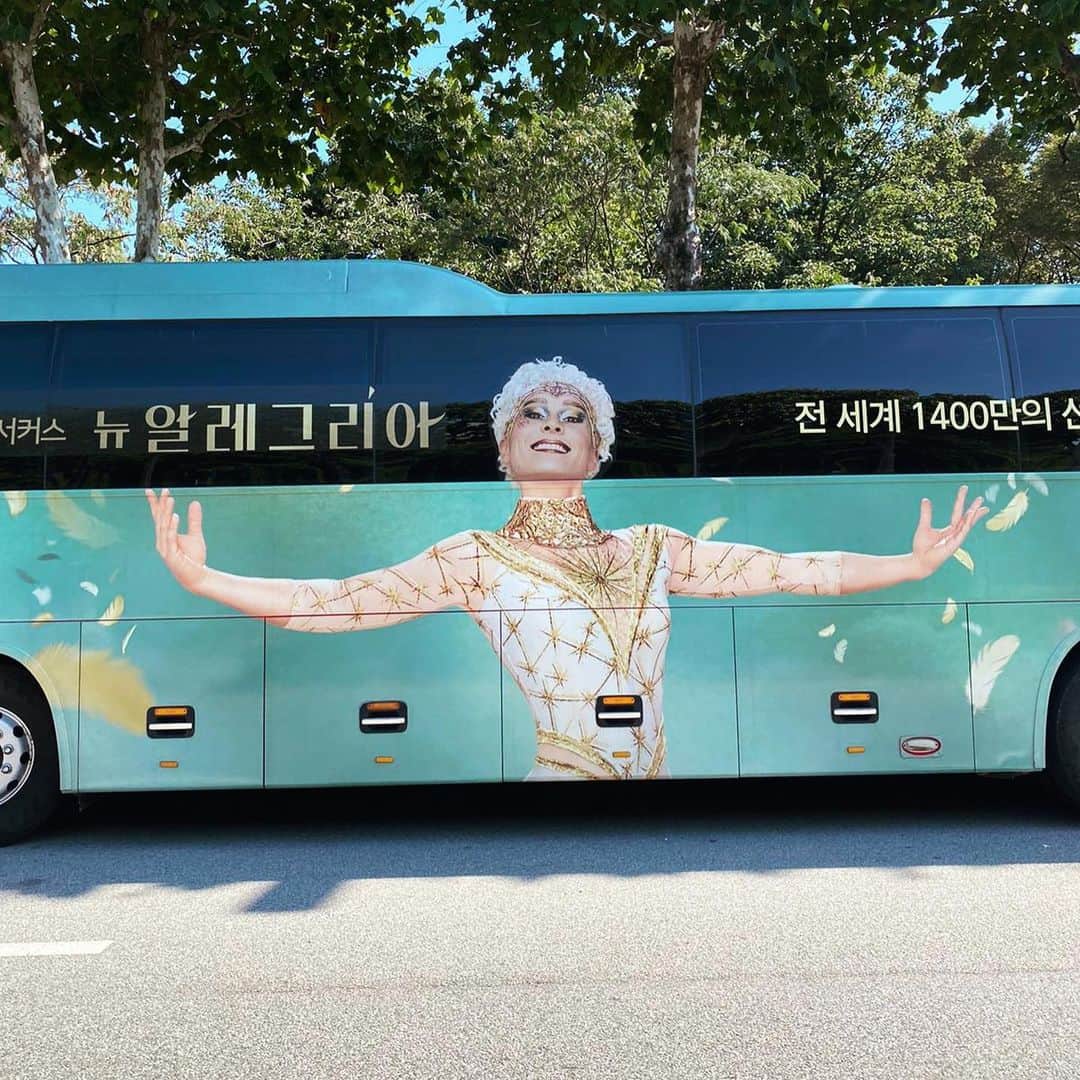 マリッサ・キングのインスタグラム：「I had the pleasure of shooting the promo for Alegria during creation in 2018. It’s fun to see the marketing as they continue touring the world. Here I am on a bus in South Korea! As well as some other things. Have a wonderful run in Asia Alegria and thanks for sharing these with me @v_lavoie @luciecolebeck @amylongo21 @ryansacrobat 💚 • • #alegria #cirquedusoleil #promo #ad #cirquedusoleilalegria」
