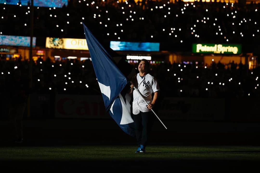 のインスタグラム：「Last night was by far one of the cooler moments of my life! Place was on fire! Energy was off the charts! Thank you @yankees for blessing me with that amazing honor and thank you to all the Yankee fans who make The Bronx what it is! Much love! #octoberbaseball #mlbplayoffs」