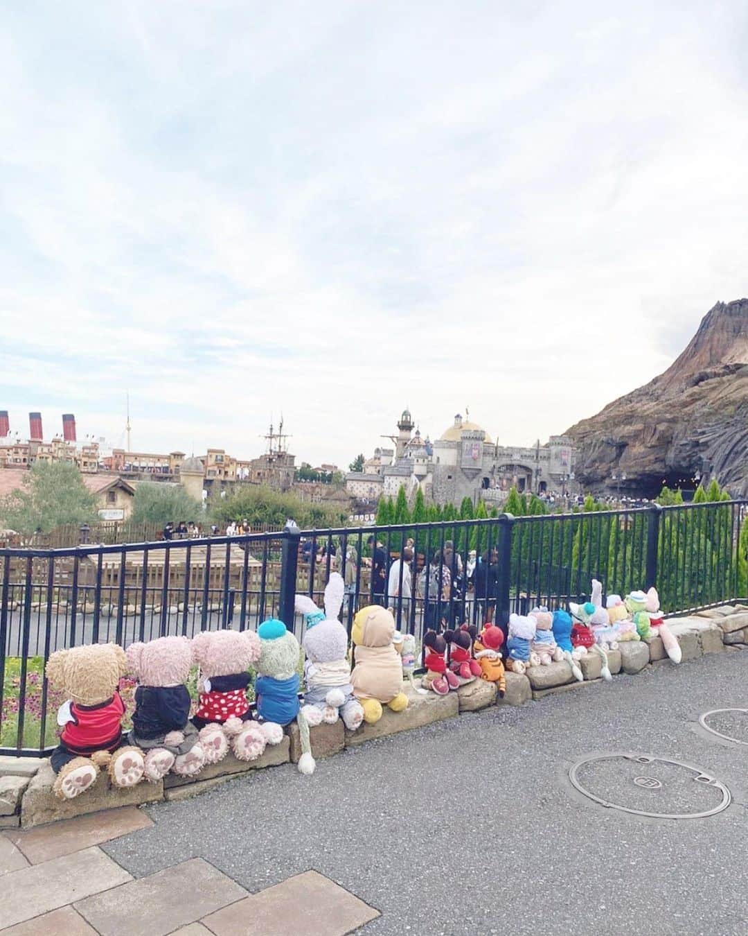 小熊倫実さんのインスタグラム写真 - (小熊倫実Instagram)「🏰🏰🏰 ⁡ ⁡ 念願の1期生ディズニー🐭🏰🫧！幸 ⁡ 1期生みんなもマネージャーさんもえり先生も みんながかわいくて愛しくて全部楽しくて 終わっちゃうのが寂しすぎる1日だった🥲 ⁡ この日の余韻にひたひたしながら きっとずっと思い返してにこにこする☺️💭 ⁡ またいつかみんなで行けますように､､💌！ ⁡ 気づいたら昨日撮った写真 500枚近く増えてた🧏🏻‍♀️💡 ⁡ 全部お気に入り、またのせるね🫶🏻 ⁡ #tokyodisneysea #disneyhalloween #東京ディズニーシー #ディズニーコーデ #🐭 #🏰 #🫧」10月12日 22時51分 - tsugumi_oguma2929