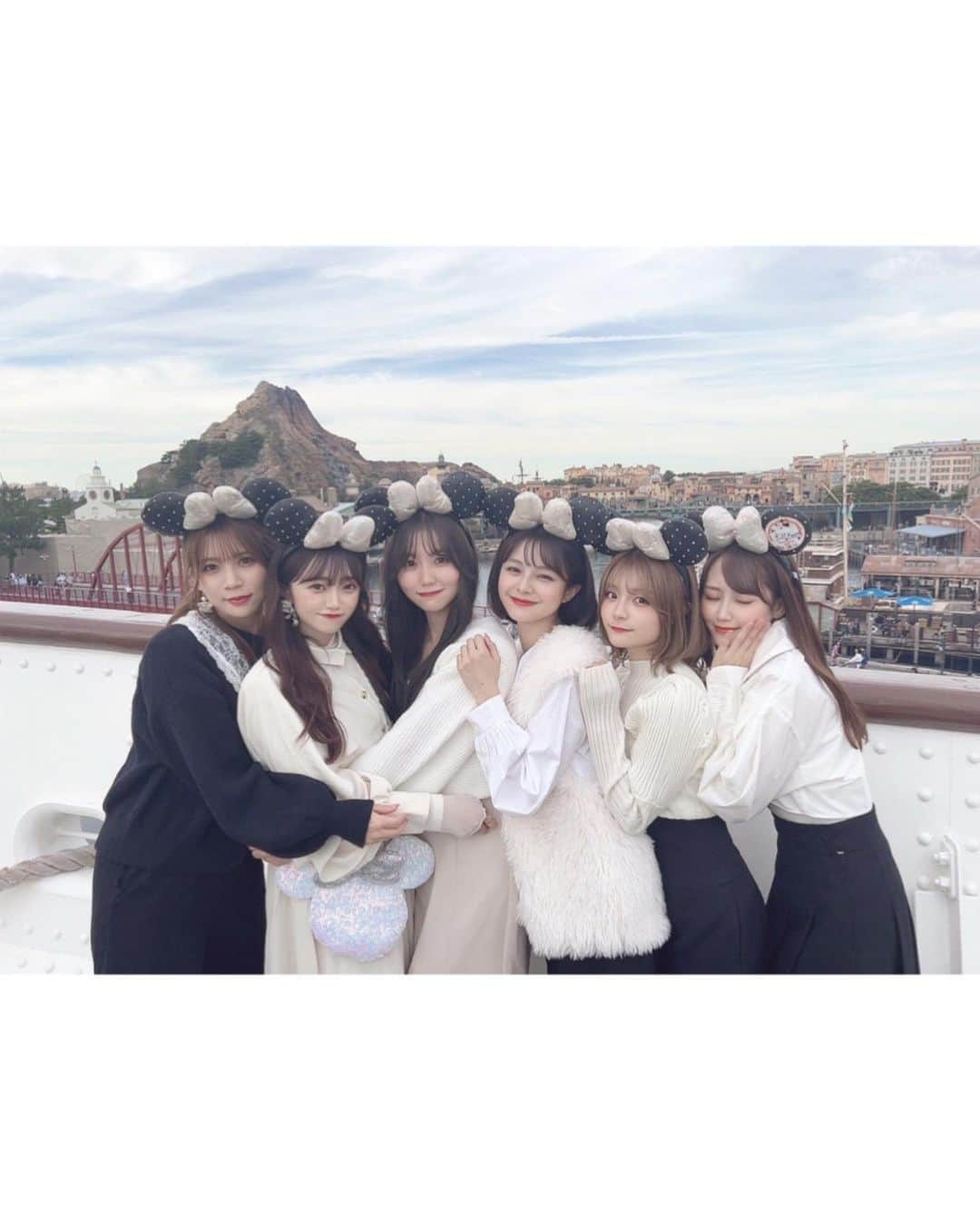 小熊倫実さんのインスタグラム写真 - (小熊倫実Instagram)「🏰🏰🏰 ⁡ ⁡ 念願の1期生ディズニー🐭🏰🫧！幸 ⁡ 1期生みんなもマネージャーさんもえり先生も みんながかわいくて愛しくて全部楽しくて 終わっちゃうのが寂しすぎる1日だった🥲 ⁡ この日の余韻にひたひたしながら きっとずっと思い返してにこにこする☺️💭 ⁡ またいつかみんなで行けますように､､💌！ ⁡ 気づいたら昨日撮った写真 500枚近く増えてた🧏🏻‍♀️💡 ⁡ 全部お気に入り、またのせるね🫶🏻 ⁡ #tokyodisneysea #disneyhalloween #東京ディズニーシー #ディズニーコーデ #🐭 #🏰 #🫧」10月12日 22時51分 - tsugumi_oguma2929